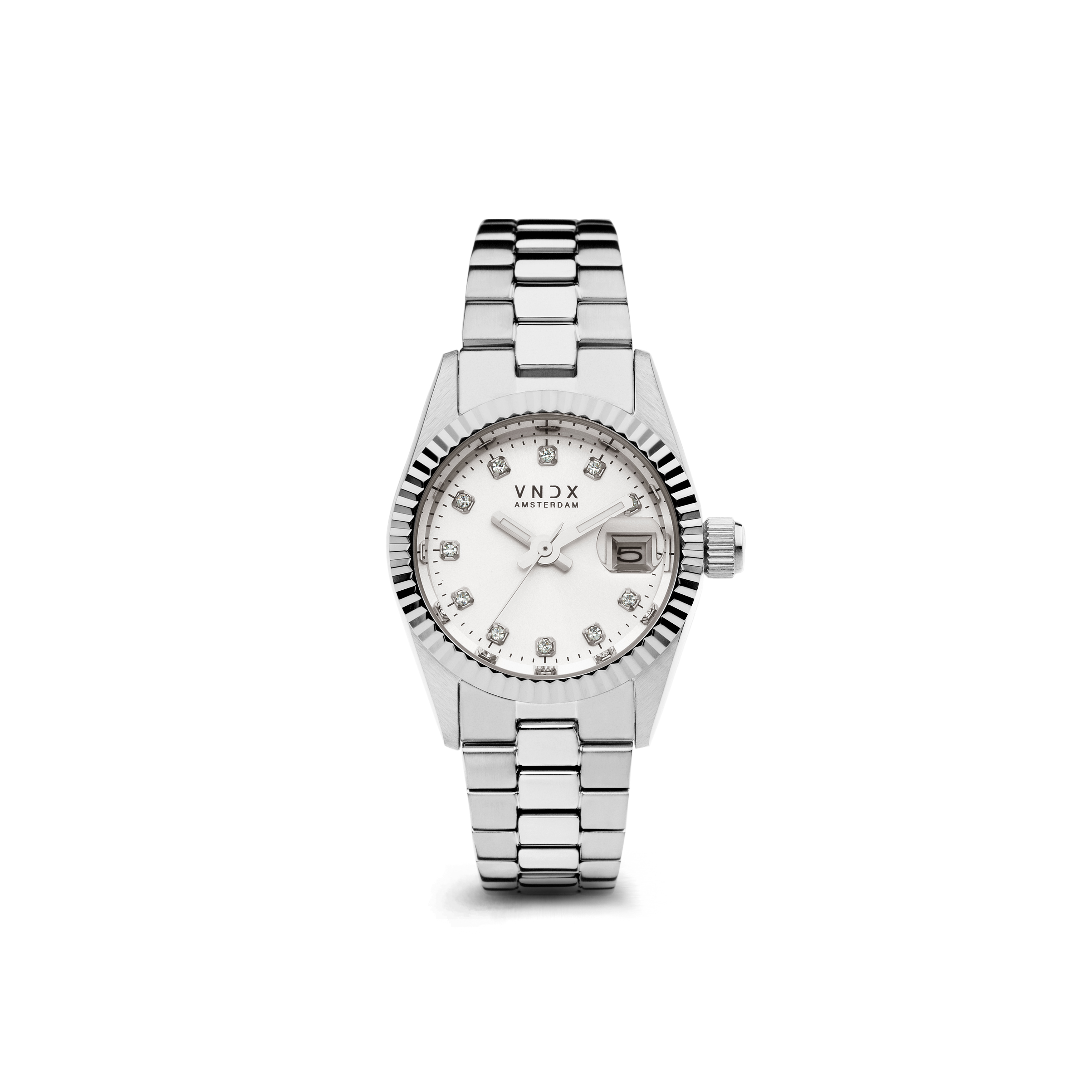 De Dare Devil XS Zilver, het meest gedetailleerde horloge van VNDX Amsterdam. Haar subtiele kast van 26 mm maakt haar een perfect accessoire om te combineren met je favoriete sieraden. Haar elegante roestvrijstalen schakelband zorgt ervoor dat je Dare Devil eenvoudig op maat te maken is. 

De schitterende wijzerplaat sprankelt net als jij, de index van Swarovski steentjes laat je zien hoe GROOT, klein kan zijn! Naast de sprankelende Swarovski steentjes is de Dare Devil voorzien van een datumaanduiding, zo ben je nooit te laat voor een feestje, afspraak of deadline.

Ben jij graag actief in de nachtelijke uurtjes? Zelfs dan is de Dare Devil het perfecte horloge. Ze is voorzien van lichtgevende wijzers, dit zorgt voor een “Glow in the dark” effect. Zo zorgt je Dare Devil ervoor dat jij Never too late bent!

Wees jezelf, Creer je eigen stijl en kies je eigen pad! Just be a Dare Devil, It’s Never Too Late!