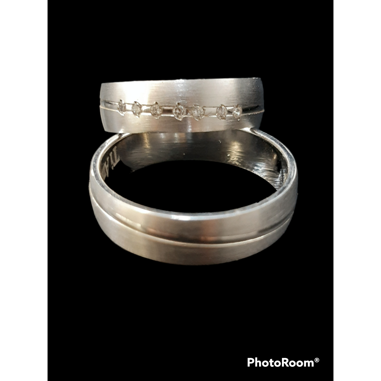 De gouden ring met modelnummer BREA-0002518 is van een niet-gespecificeerd merk en is vervaardigd uit 14-karaats witgoud. Deze prachtige trouwring straalt elegantie uit en is ideaal voor bruiloften. Draag deze ring op je trouwdag als symbool van eeuwige liefde en toewijding. Een tijdloze keuze die past bij elke elegante bruiloftslook.