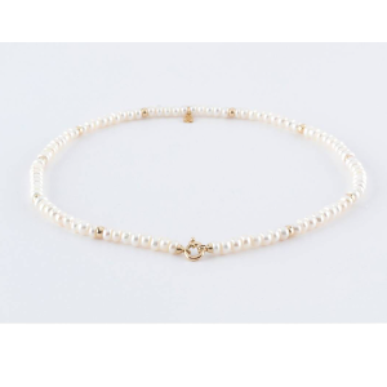Y&G Zoetwater Parels, Parelketting (4mm parels) | 14kt slot, tien gouden beads & tulp logo