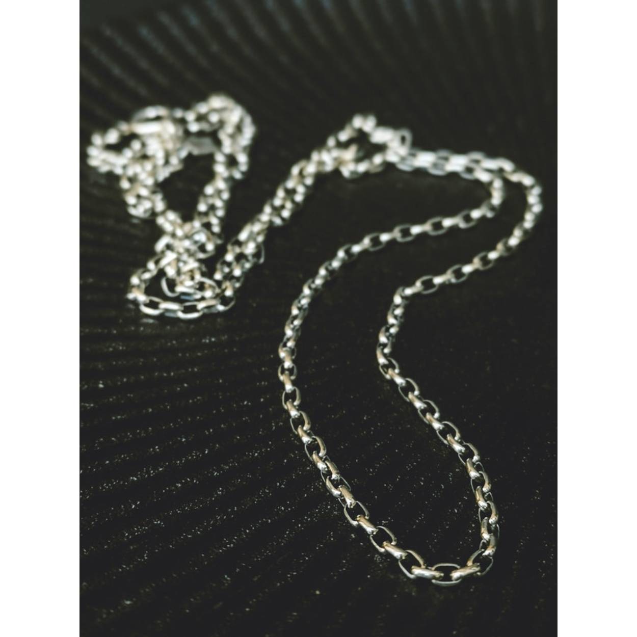 Naam: Gunnar is Oud Noors en betekent 'strijder'.
Zilveren ketting die prachtig staat bij allerlei hangers. 
LENGTE = 70cm. Evt op bestelling is deze ook op 80cm leverbaar.


SCHAKELBREEDTE=2 mm
Handgemaakt van 925 sterling zilver. Fair trade & eco-friendly.