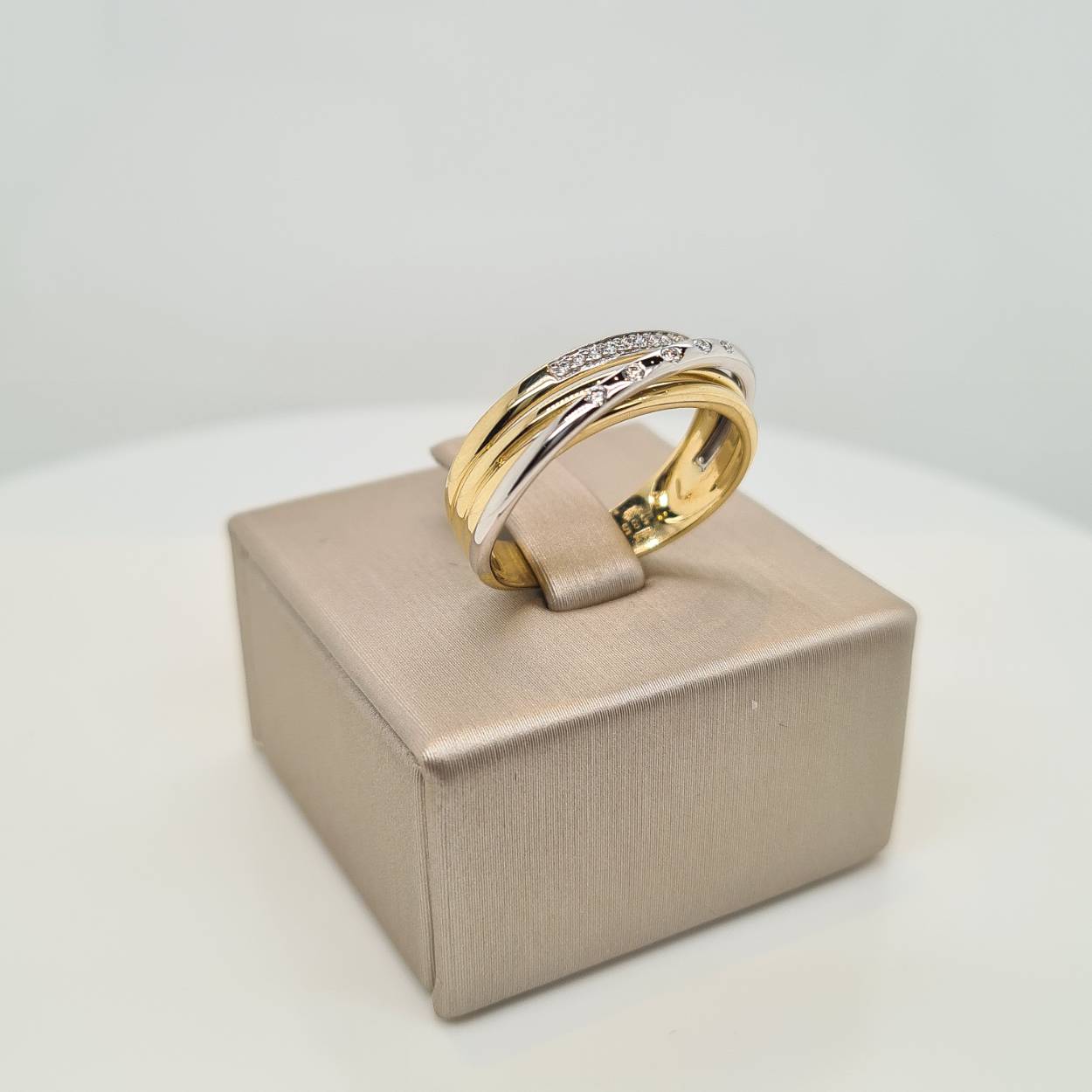 Prachtige 14 karaat gouden ring bezet met diamant, 0.085crt. De maat van de ring is 55. 