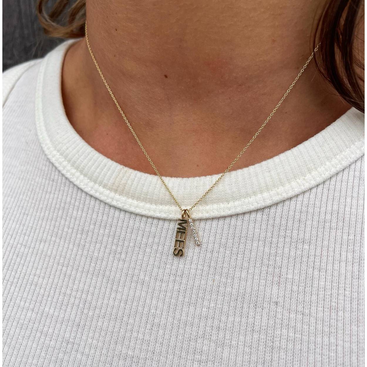 Gouden hanger met naam, 1-4 letters. exclusief collier.