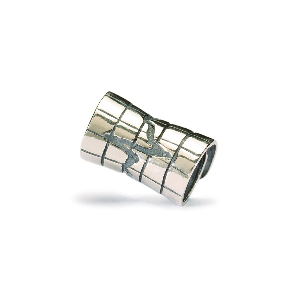 Omschrijving
Een zilveren Trollbeads 'Hartslag' bedel. Het ritme van het leven … en het alarm dat afgaat wanneer je verliefd bent. De bedel past op alle Trollbeads armbanden en kettingen en is goed te combineren met andere Trollbeads bedels. Het verhaal van het Deense sieradenmerk Trollbeads begon in 1976. Trollbeads is inmiddels in meer dan 50 landen verkrijgbaar en het merk beschikt over 60 internationaal bekende ontwerpers en ruim 600 verschillende kralen, elk met een uniek ontwerp en een eigen verhaal.
