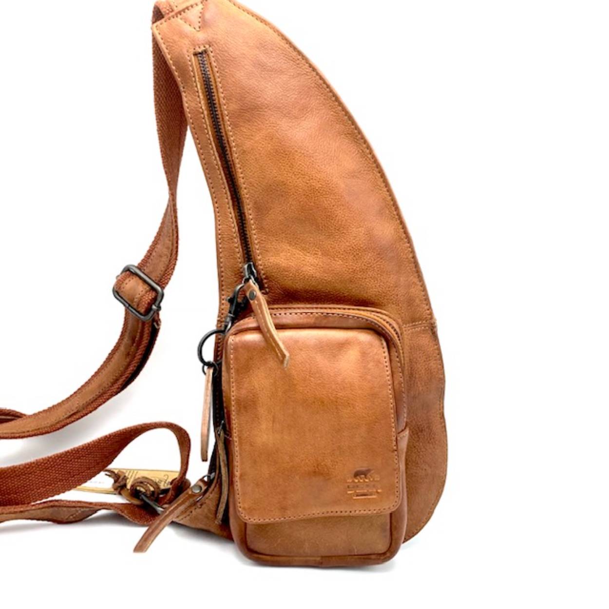 Deze BearDesign Ranee cross over tas in cognac heeft een verstelbare schouderband, meerdere vakken en een praktische indeling. Perfect voor dagelijks gebruik! Draag hem over je schouder of crossbody voor een trendy look. De tas is gemaakt van hoogwaardig leer en staat garant voor stijl en kwaliteit. Een echte must-have voor elke fashionista!
De nieuwe trend. Crossbag welke zowel door de man als vrouw gedragen kan worden.
1 hoofdrits  met hieronder een groot vak welke is voorzien van ritsvak.
Achterzijde 1 rits
Voorzijde 1 ritsvak en een opgestikt vak voorzien van rits en klep.

Afmeting:
Hoog 44cm x breed 20cm x diep 3cm