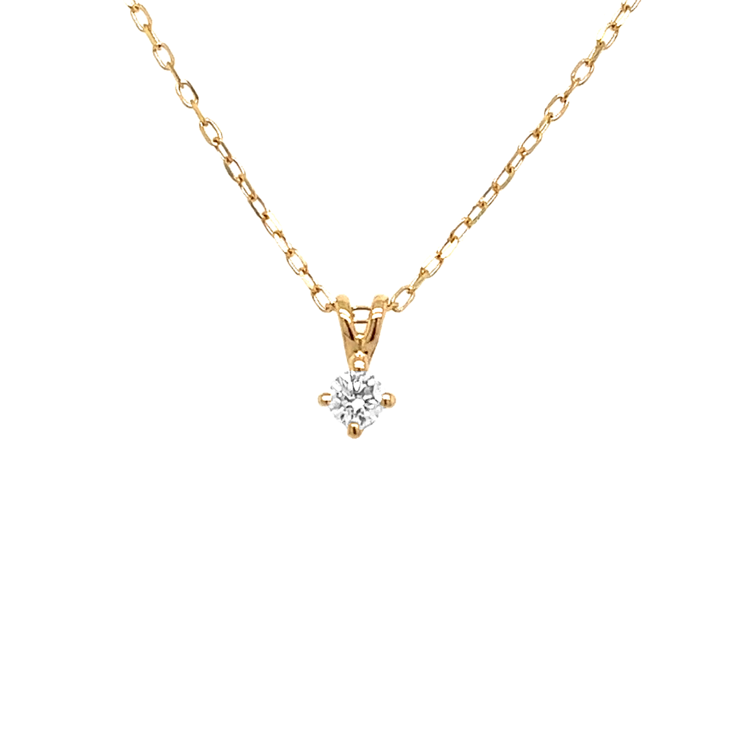 Dit 14-karaats geel gouden collier heeft een elegante en fijne uitstraling. De briljant geslepen diamant welke zorgt voor een prachtige schittering is gezet tussen vier zetpoten. Het totale karaatgewicht is 0,10 en de zuiverheid van de diamant is SI1. Het collier is verstelbaar van 40cm tot 42cm.