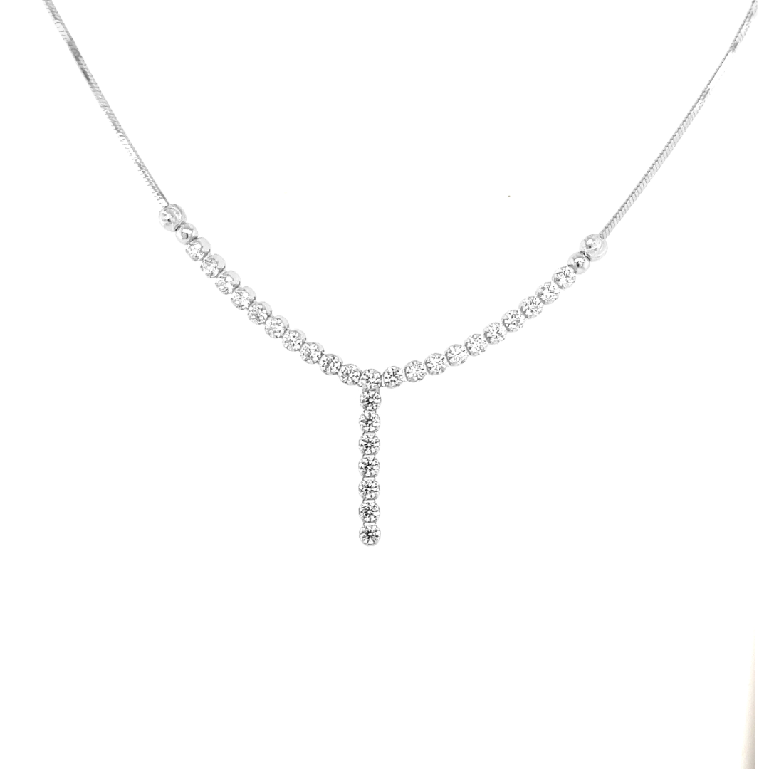 Dit 925 zilveren collier is ontzettend sierlijk. Het collier is slang geschakeld met aan de onderzijde een sierlijk ontwerp vol met briljant geslepen zirkonia stenen. Lengte van het collier is 42cm.