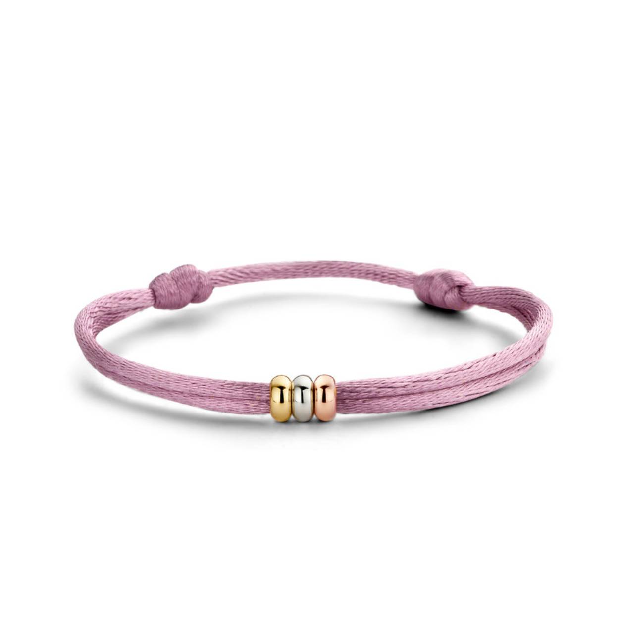 Met deze Iconic Bracelet Triple Love Cord kun je jouw armbanden collectie aanvullen. Door het tijdloze design van deze armband kun je hem altijd en overal dragen. Kies jouw favoriete kleur satijnkoord om deze armband helemaal naar wens te maken