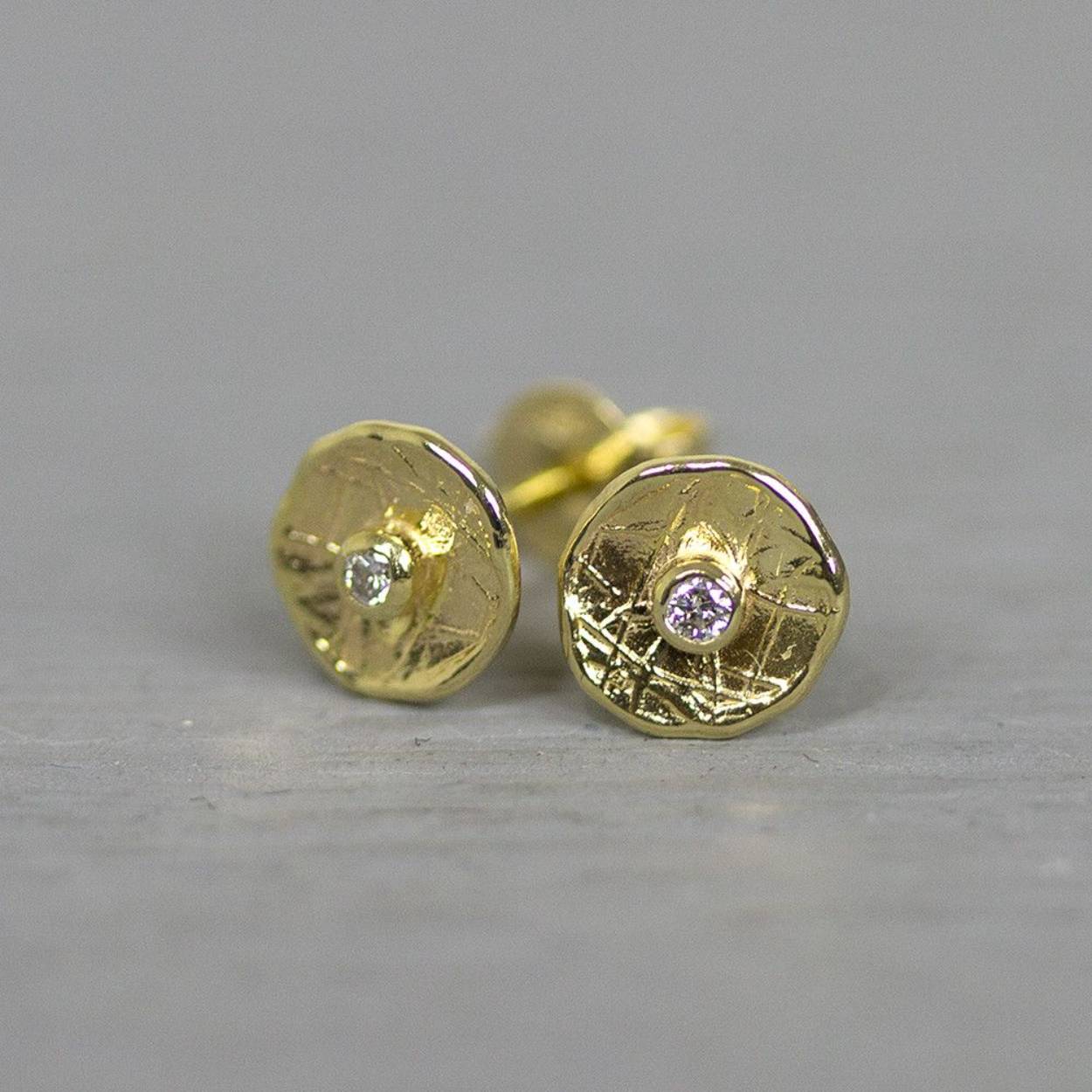 gouden oorknoppen met briljant 
0.034CT I1/HI