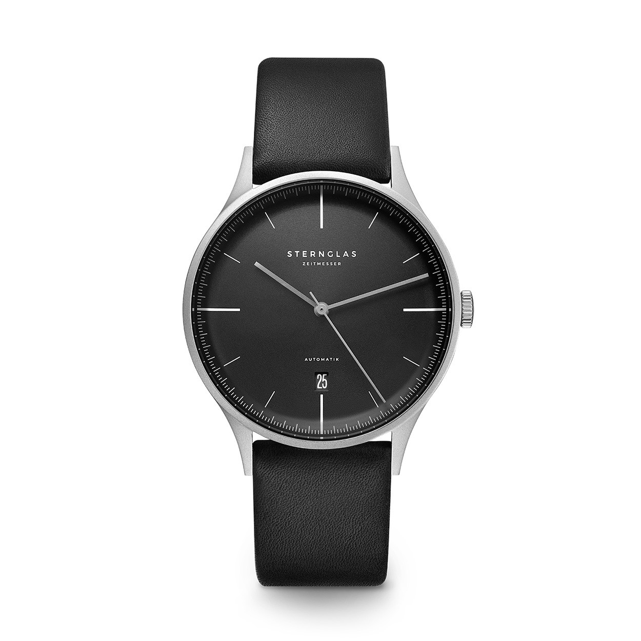 Een stalen horloge met zwart leren band