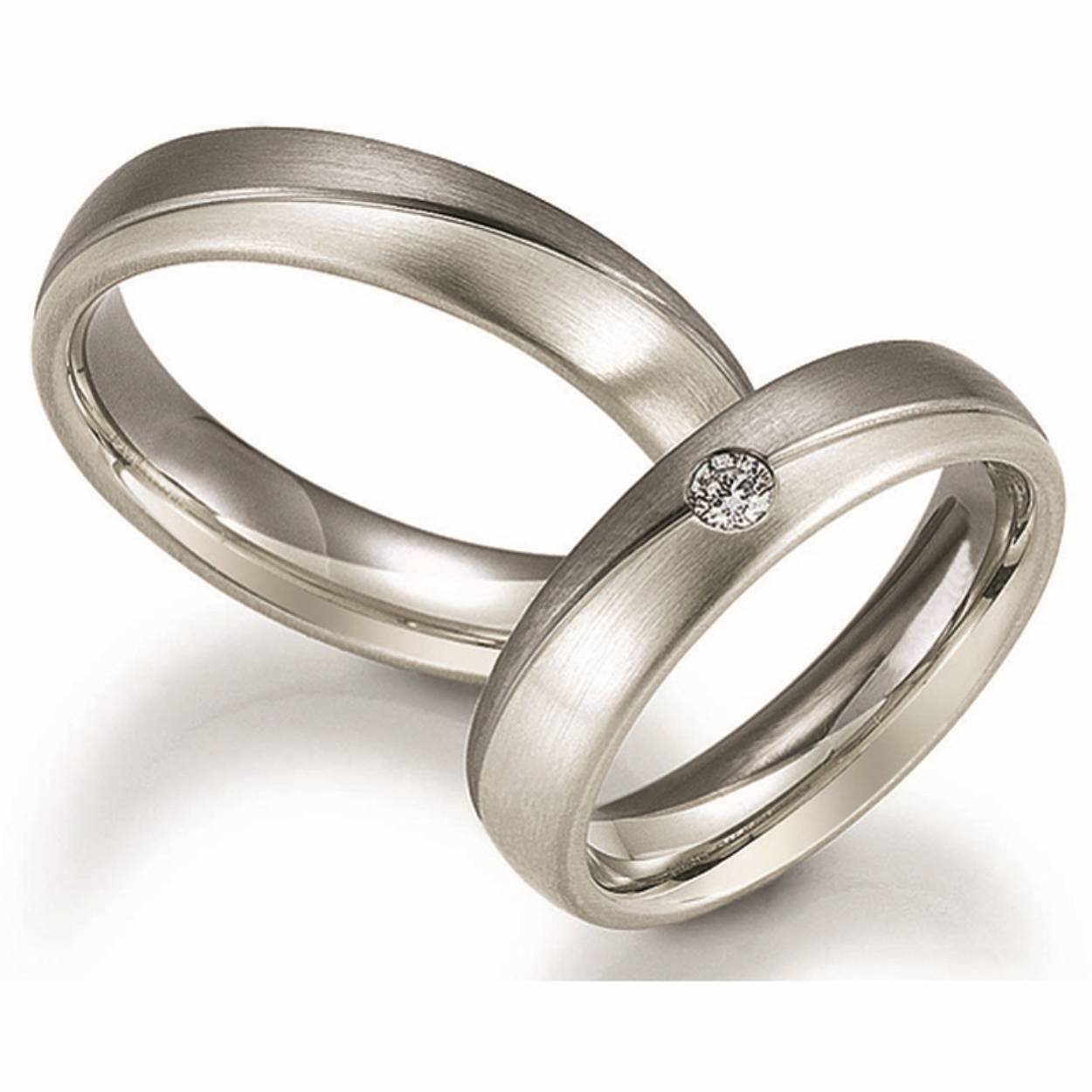 9 karaat witgoud/palladium trouwringen, mat 5 mm breed. De damesring is gezet met 0.08ct briljant
Prijs is op aan vraag