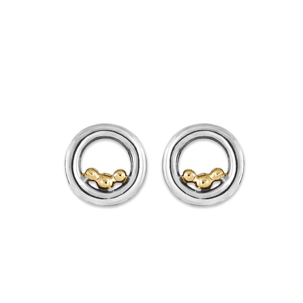 Deze Rabinovich zilveren oorknopjes bevatten drie 14 karaat gouden balletjes. 72405800. Rabinovich sieraden kenmerken zich door de prachtige eenvoudige en stijlvolle ontwerpen. Rabinovich is een klassiek en persoonlijk Deens sieradenmerk en onderscheidt zich door gebruik te maken van echte edelstenen in combinatie met zilver, verguld zilver en zilver met gouden elementen. Daarbij wordt er gebruik gemaakt van strakke en ronde vormen en verschillende kleuren parels en stenen. Het zilver wordt op dusdanige manieren gebruikt dat het niet alleen de bekende glanzende zilverkleur heeft, er wordt ook veelvuldig gebruik gemaakt van geoxideerd zilver wat de prachtige vaak wat wat meer matte zwart zilveren kleur oplevert. De passie van Rabinovich? Dromen vastleggen, gedachten te grijpen en beide omzetten in mooie en vrouwelijke sieraden. Let op: Deze zuivere, natuurlijke materialen zijn volstrekt uniek. Ze verschillen in kleur en hebben unieke insluitsels en kenmerken waaraan hun ouderdom en natuurlijke schoonheid te zien zijn.