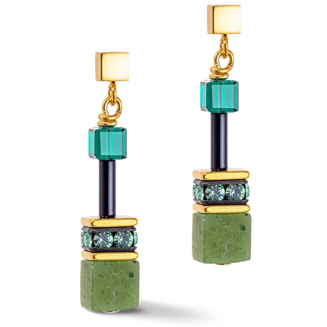 GeoCUBE® oorhangers 'Iconic Precious' gemaakt van natuursteen uit de collectie van Coeur de Lion  geven de drager een gevoel van harmonie. De oorbellen zijn van verguld roestvrij staal, geregen met nefriet, Swarovski® kristallen en strass rondellen