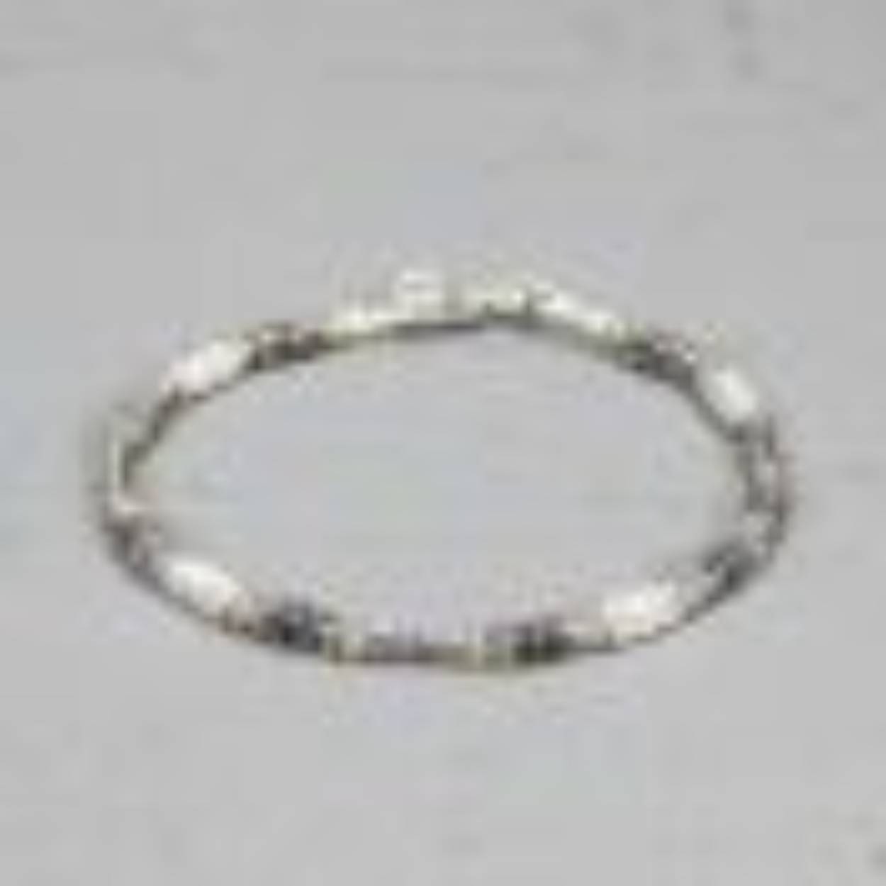 Armband uit de Touch of Gold-collectie van J&eacute;h Jewels, gemaakt van 925 sterling zilver, geoxideerd zilver en gold filled. De schakels hebben allemaal een unieke stuctuur, wat deze armband zo bijzonder maakt. Combineer deze armband met het bijpassende collier.  

Materiaal: Zilver
De glans van 925 sterling zilver maakt het een gewild edelmetaal voor de vervaardiging van sieraden. Het bestaat uit 92,5% puur zilver en 7,5% koper. Puur zilver is een zacht en buigzaam materiaal, het koper in 925 sterling zilver zorgt voor de stevigheid. De sieraden van J&eacute;h Jewels zijn nikkel vrij.

Materiaal: Gold filled
Gold filled komt uit Amerika en wordt daar al langer gebruikt voor de vervaardiging van sieraden met een "touch of gold" voor een betaalbare prijs. Het gold filled blijft op kleur, is slijtvast en de goudlaag is dik genoeg om lang te kunnen genieten van de warme uitstraling van goud. Gold filled wordt veelal ook goed verdragen door mensen die allergisch zijn voor andere metalen dan goud.