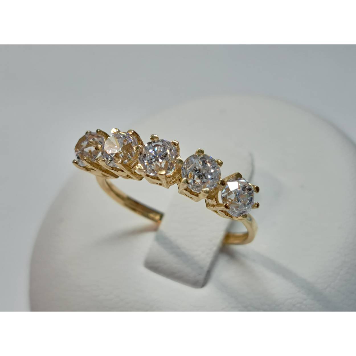 14 Karaat geel gouden ring bezet met 5 briljant geslepen zirkonia in klauwzetting.
