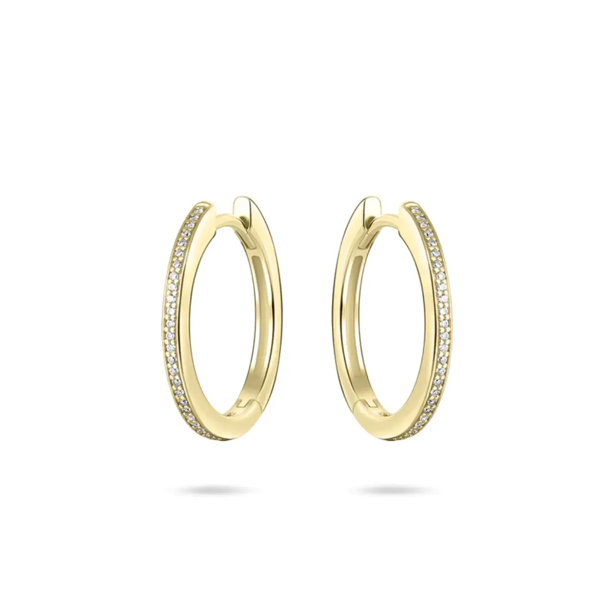 Deze klassieke oorringen van Gisser zijn gemaakt van duurzaam sterling zilver en zijn verguld met een premium goudlaag. Perfect voor dagelijks gebruik, elke oorbel meet 20 mm voor een subtiele, verfijnde sprankeling.