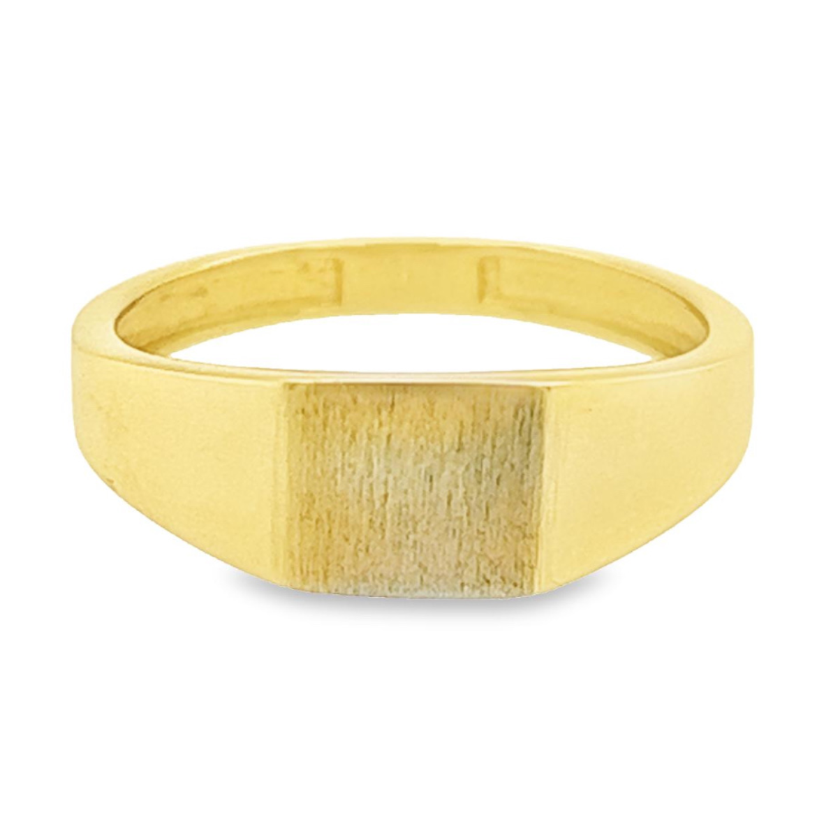 Deze geel gouden monogram ring is erg mooi bewerkt. Het bovenste gedeelte is fijn gematteerd terwijl de rest van de ring glad gepolijst is. De ring is 'klein' van formaat en is hierdoor geschikt als pinkring, kinderring of normale damesring.