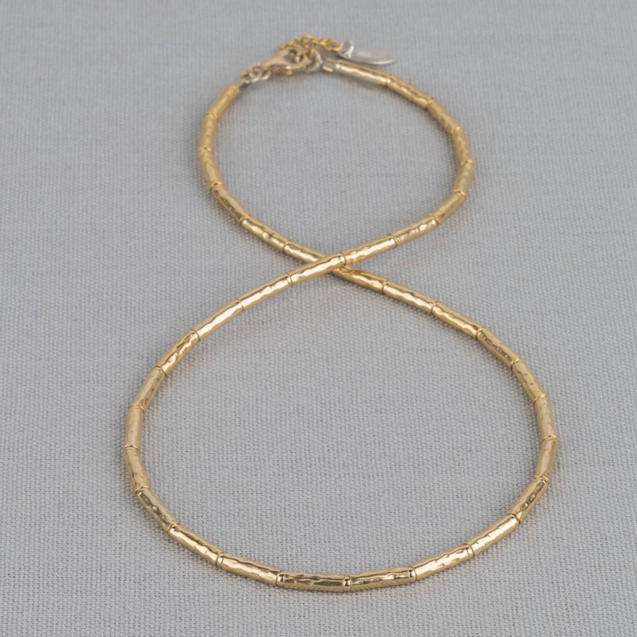 Collier met buisjes gemaakt van Goldfilled. Combineer dit collier met de bijpassende armband en ga voor een complete look!