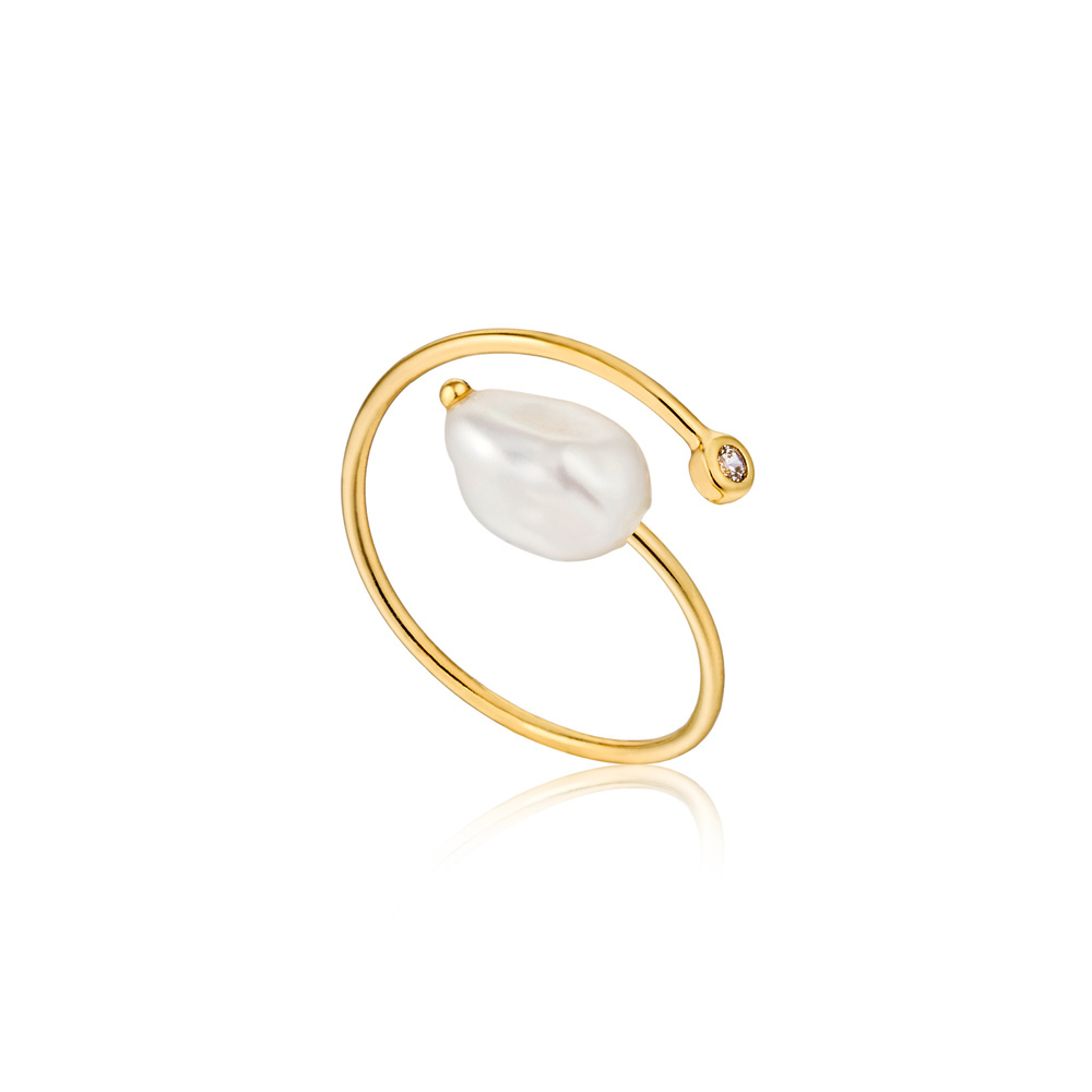 Ania Haie Pearl twist ring.
De tijdloze parel krijgt een opleving dankzij Ania Haie. Niet meer perfect rond, maar juist de imperfecte vorm van de parels maakt deze collectie hip. Maak een modern statement met de Pearl Twist ring! Mooi in haar eenvoud en de perfecte toevoeging aan elke look.

– Pearl Twist Ring
– Ring
– 925 zilver gerhodineerd of met gold plating
– One size
– AH R019-01