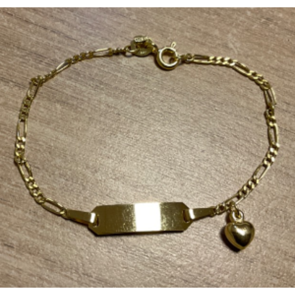 Fjory kinderplaatarmband zilveren kern hartje.
De geelgouden sieraden van Fjory hebben een zilveren binnenkern.