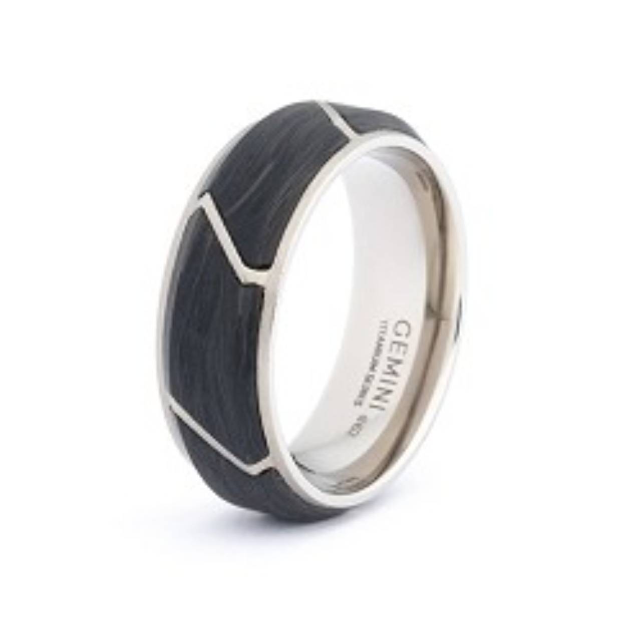 De Carus Black ring is volledig gemaakt in titanium en gesmeed koolstof. De diagonale lijnen van het titanium kruisen de koolstofvezelstructuren en alles komt samen tot &eacute;&eacute;n prachtig geheel.

Carus

De modelnaam "Carus" is afgeleid van het Latijn en betekent letterlijk "iets waardevols". En dit is echt zo: deze ring is een waardevol sieraad vanwege de uren die nodig zijn om de ring met zijn titanium- en koolstofvezelstructuren in dit naadloze ontwerp af te werken.

Waarom is er voor titanium en koolstofvezel gekozen?
- Het is vederlicht
- Het is supersterk
- Het zijn exclusieve materialen die ook worden gebruikt in raceauto's, motorboten en ruimtevaart