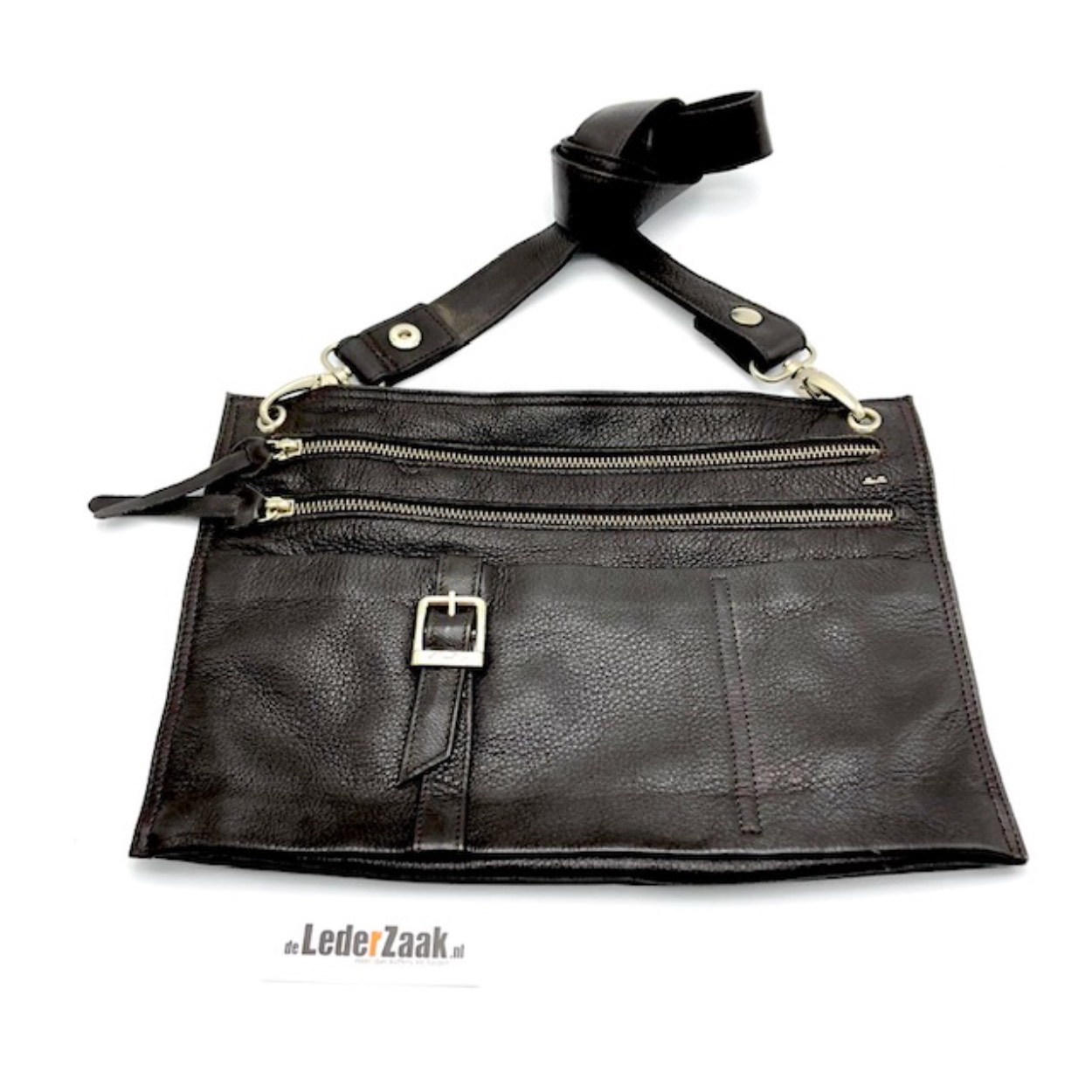 Leren cross-over tas/organiser van Berba uit de collectie soft.
Deze collectie staat bekend om haar functionaliteit en kwaliteit.
Deze platte georganiseerde schoudertas heeft twee ritsvakken én twee insteekvakken, waarvan er 1 met magneetsluiting. Dit vak lijkt alsof het afgesloten wordt door middel van een gesp, maar toch is dit een magneetsluiting. Extra detail, en luxe uitstraling.

Afmetingen:
32 cm breed x 22 cm  hoog