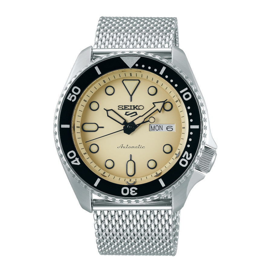 Dit horoge uit de Seiko 5 sports serie heeft een automatisch uurwerk en is 10 atm. Het horloge heeft een 4R36 Seiko kaliber. Het 4R36 Seiko kaliber met dag/datumweergave is een mechanisch kaliber. Het horloge laadt zich tijdens het dragen automatisch op door het omzetten van de arm- en polsbewegingen van de drager in energie. Beweging van het horloge zorgt ervoor dat de hoofdveer van het horloge wordt opgewonden. Deze veer is de energiebron. Handopwinding is ook mogelijk. Wanneer het horloge volledig is opgeladen heeft het een energiereserve van ca. 41 uur. Het tikgetal van deze automaat is 21.600 per uur en het horloge heeft 24 jewels. Het 4R kaliber wordt volledig in-house vervaardigd.