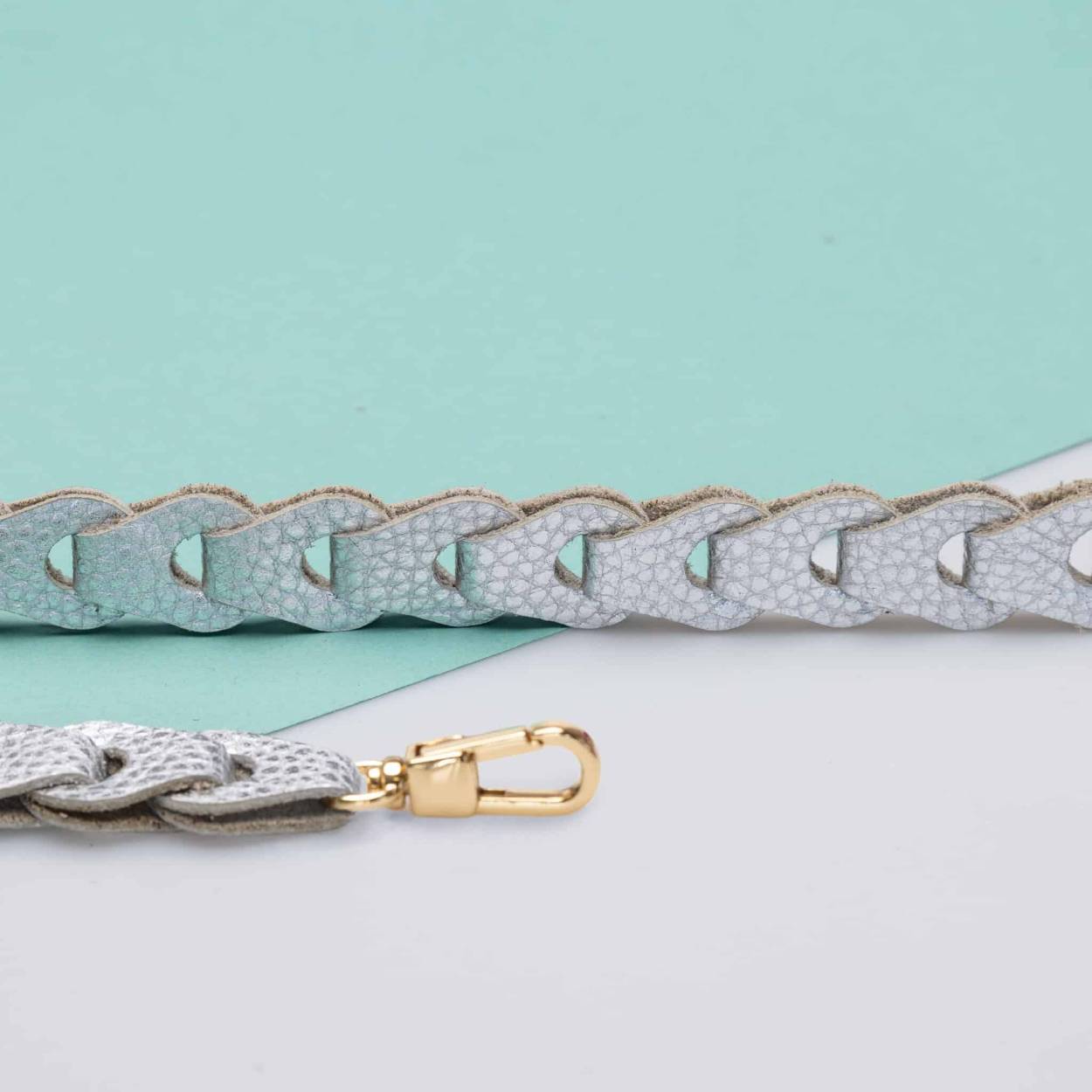 Fashionable, handgemaakt phone cord van fijn gemaakte lederen schakels, dat is Kascha-C&rsquo;s Mister Sister Cord. Er is volop keuze: een goud- of zilverkleurige afwerking en een tal van onweerstaanbare kleuren. Aan de kliksluitingen aan de uiteinden van het Mister Sister Cord bevestig je gemakkelijk je cover.
Lengte 1,20 m, dikte 1,5 cm