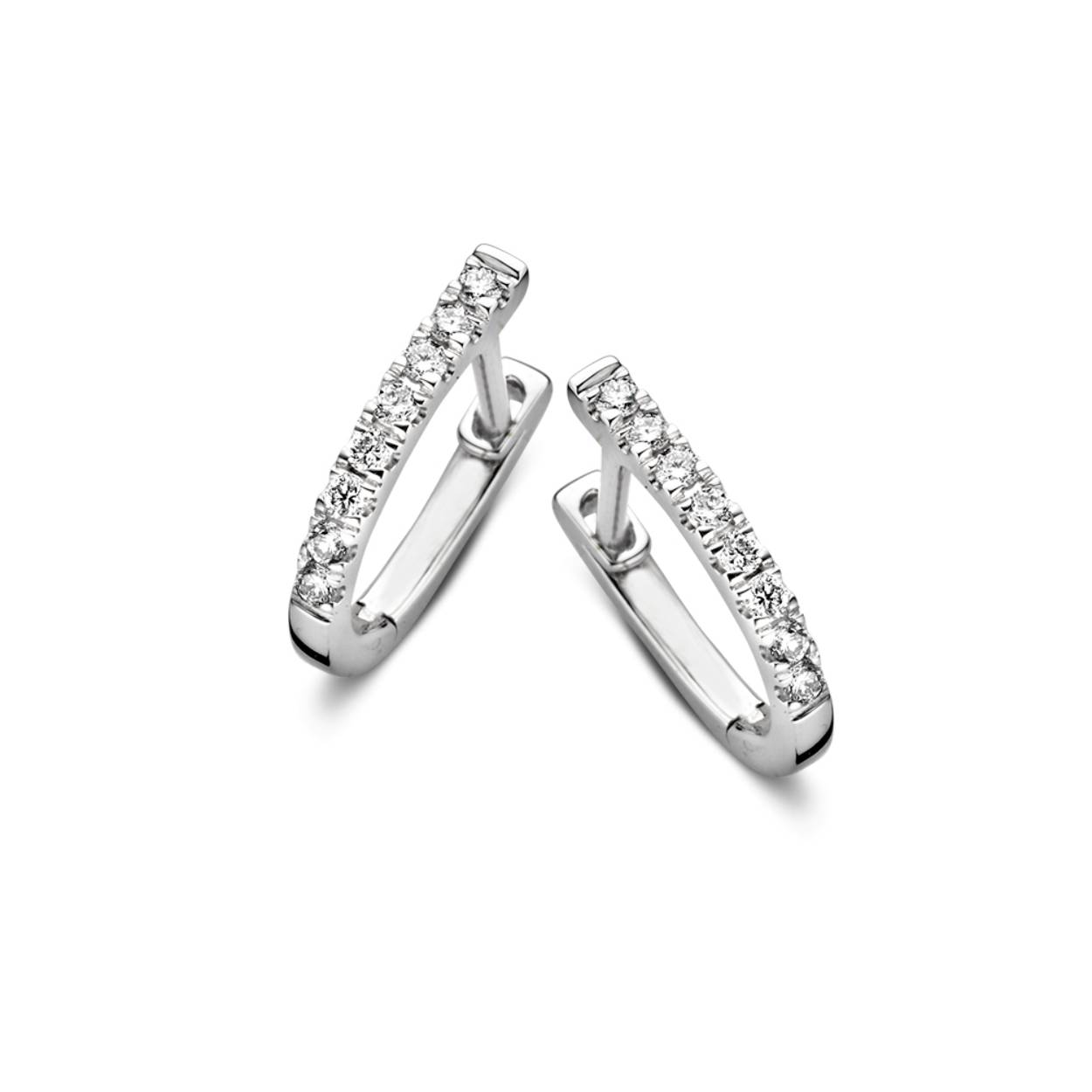 18 Karaat wit gouden Aurore oorringen met 0.20 crt Lab-Grown Diamonds. Model Millie.
Millie is een prachtige serie met diamanten in fonkelende pavézetting. De Millie oorbellen hebben tegelijk een tijdloze en elegante uitstraling. Kies zelf de gewenste steengrootte van jouw diamant. De stijlvolle Millie oorringen zijn in verschillende maten beschikbaar.
De Millie oorringen hebben een scharnier en stevig klapsysteem, waardoor ze extra stevig zullen sluiten. 
De Millie collectie bevat naast oorbellen, ook prachtige (aanschuif)ringen. Een topcollectie om eindeloos mee te combineren!