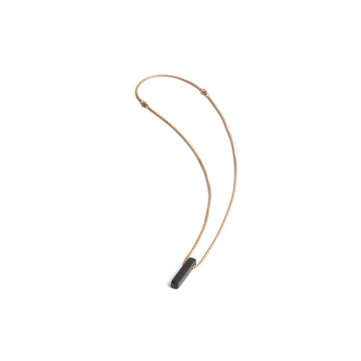 De Tantum Gold Black ketting is gemaakt met een op maat gemaakte Agaat steen. Agaat is een beschermende steen die vooral in de VS en in Mexico te vinden is. Zijn beschermende kracht zorgt voor innerlijke stabiliteit, rust en volwassenheid. Wist je trouwens dat deze steen wordt gevormd in vulkanisch actieve gebieden, waar het water door de scheuren van de aarde stroomt?

De ketting is gemaakt van hoogwaardig 316L roestvrij staal. De lengte van de ketting is 54 cm en bij elke ketting wordt een verlengkettinkje van 10 cm meegeleverd.