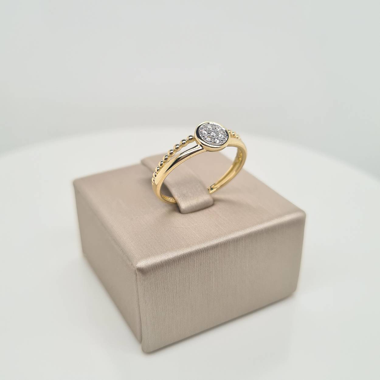 Prachtige 14krt gouden ring met zirkonia. De maat van de ring is 53. 

Heeft u een andere maat, neem dan gerust contact met ons op.