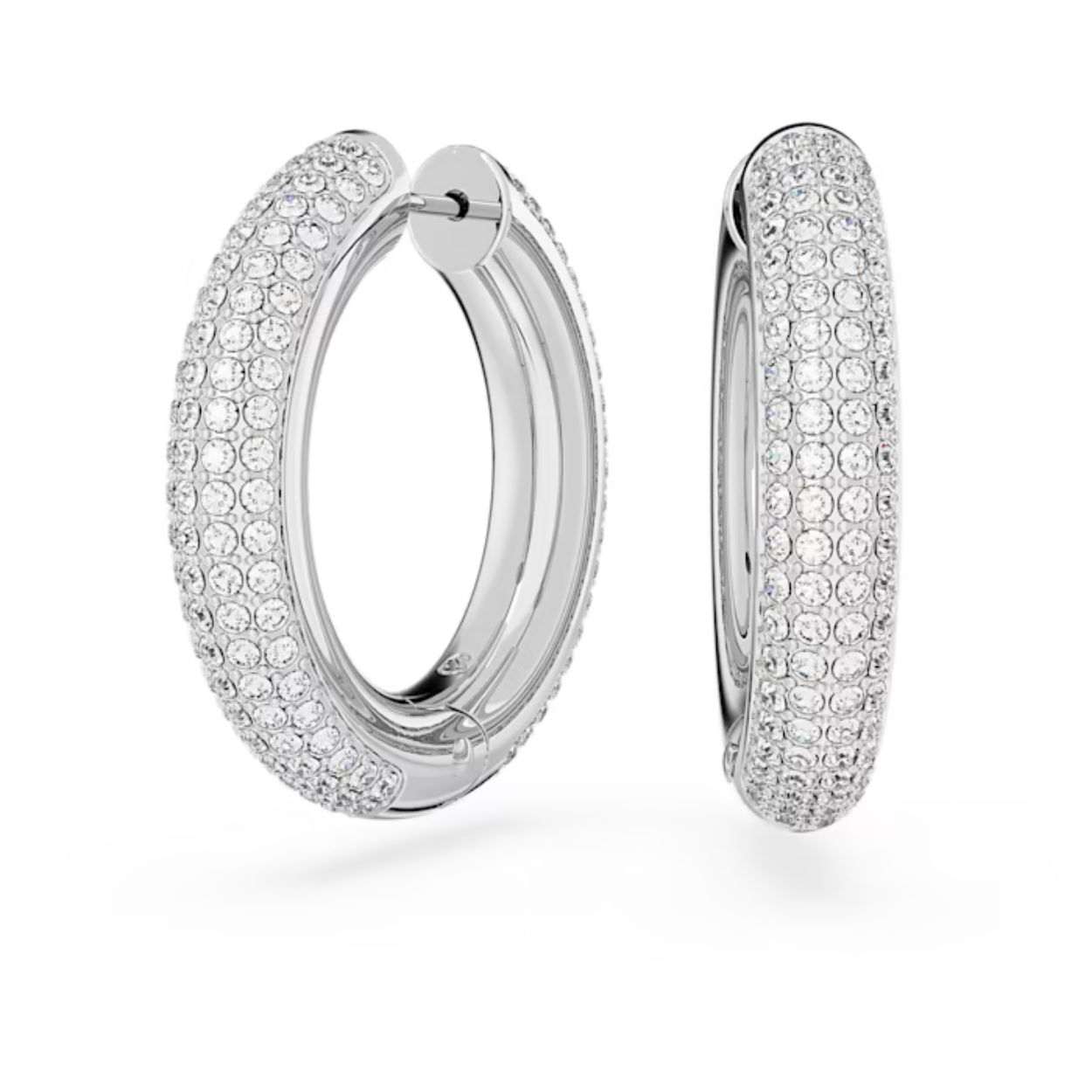 Deze industrieel-chique oorbellen zijn ontworpen om op te vallen. De ringen met rhodium toplaag zijn vervaardigd aan de hand van onze iconische pavétechniek en volledig bezet met schitterende heldere kristallen. Draag deze oorbellen in combinatie met andere sieraden uit de Dextera-lijn en geef uw metallic styling een extra dimensie.
