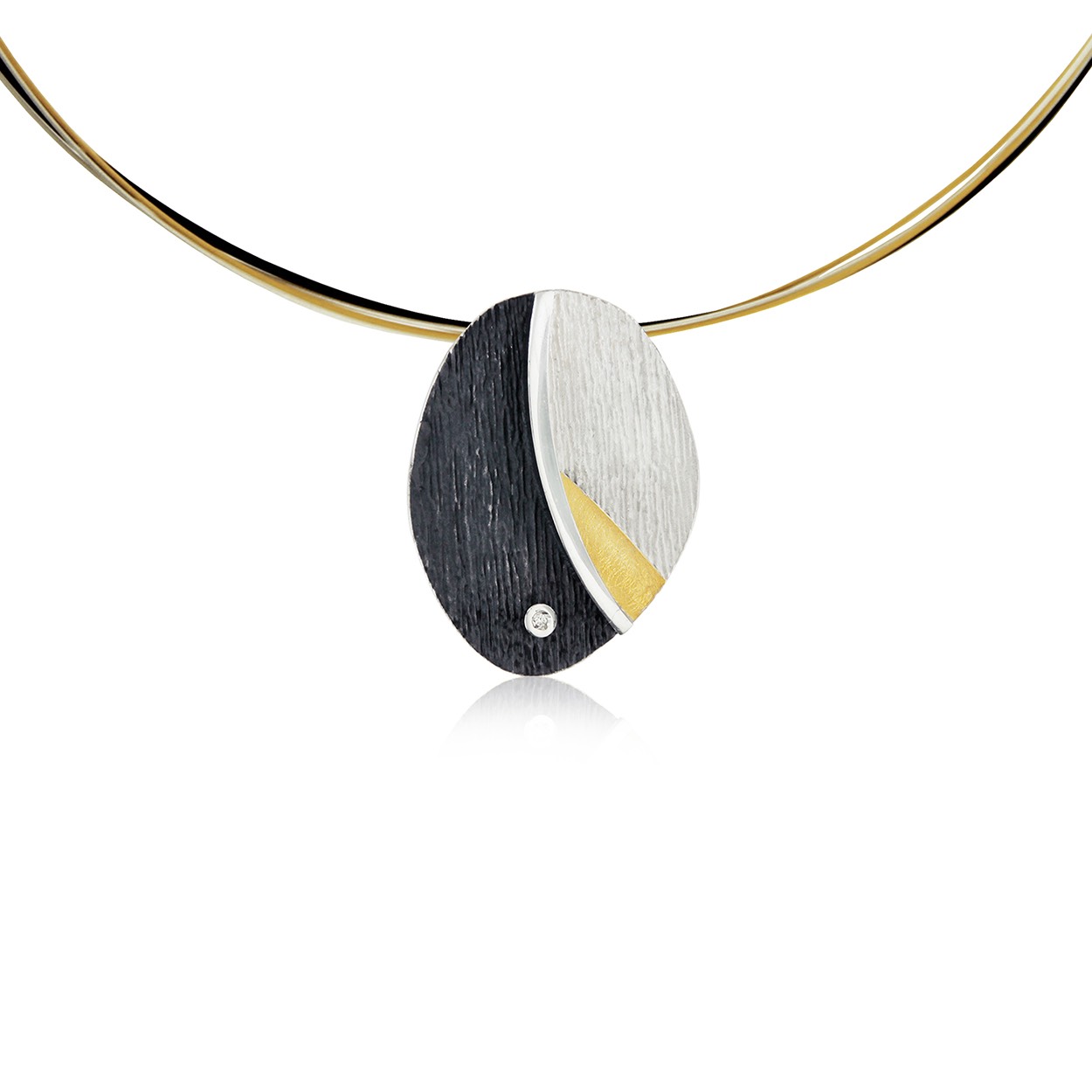 Choker met 6 draden.
Hanger van zilver, geoxideerd zilver, goud (18kt) en diamant