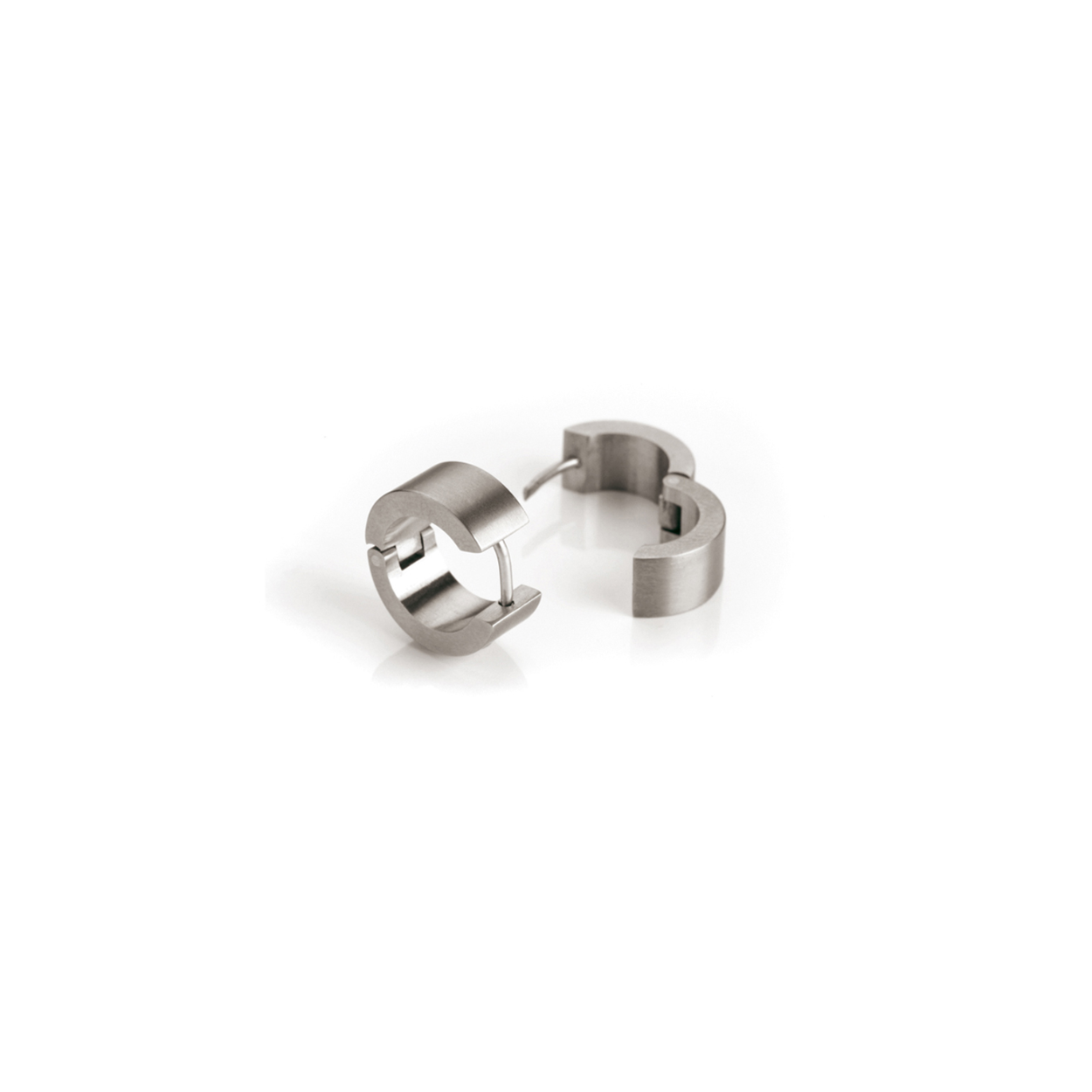 Deze gematteerde 0503-01 oorsieraden van Boccia Titanium hebben een doorsnede van 15mm. De 0503-01 is stijlvol en makkelijk te combineren met andere sieraden.