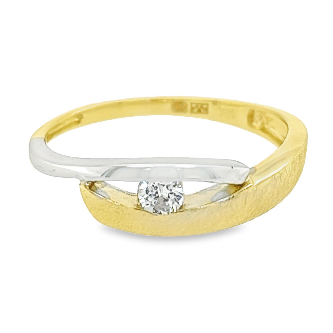Deze bicolor gouden ring heeft een fijne en elegante uitstraling. De ring is zowel witgoud als geelgoud van kleur en in het midden is een briljant geslepen zirkonia steen gezet. Het witgouden gedeelte van de ring is glad gepolijst en het geel gouden gedeelte is op robuuste wijze gematteerd, dit geeft deze ring een erg speciale look.