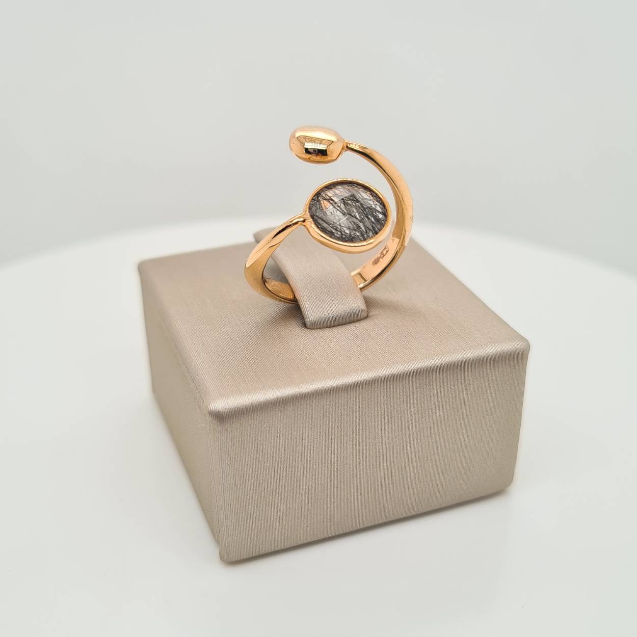 Prachtige 14krt roségouden ring met zwart rutielkwarts. 

Deze ring is maat 56, heeft u interesse in een andere maat? Neem dan contact met ons op