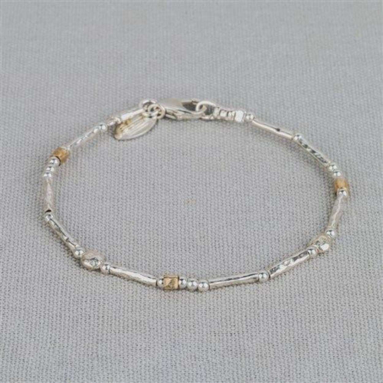 Armband gemaakt van 925 sterling zilver in comvinatie met Golfilled buisjes en bolletjes. Combineer deze armband met het bijpassende collier en ga voor een complete look!