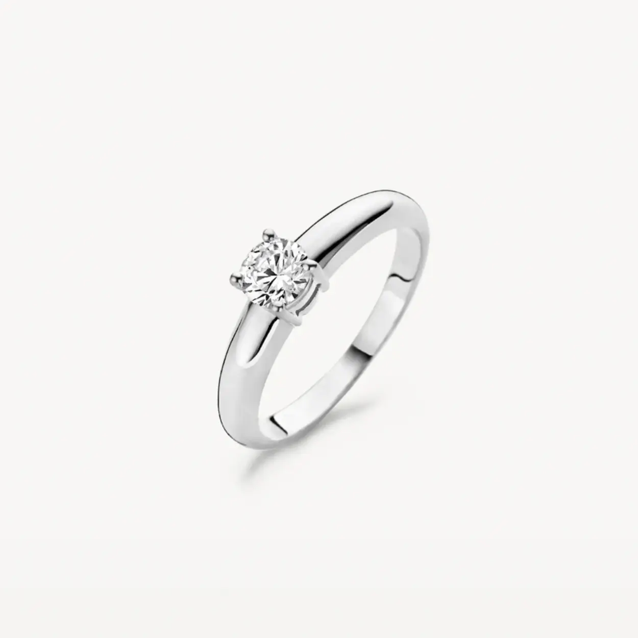 Een glinsterende zirkonia in een chatonzetting siert deze gladgepolijste ring van 14k witgoud. De band is 3,6 mm breed en de zirkonia heeft een doorsnede van 5 mm. Prachtig te combineren met andere sieraden met zirkonia uit onze collectie.