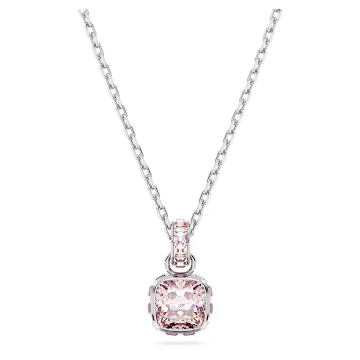 Deze verfijnde hanger is geïnspireerd op de geboortesteen van juni. Het sieraad met rhodium toplaag hangt aan een fijne ketting met een schitterende schakel met kristallen en is voorzien van één steen met vierkante slijpvorm in een parelachtige roze kleur, die staat voor geluk en de kracht van dromen. Dit betekenisvolle ontwerp is een magisch verjaardagscadeau of kan gedragen worden om een speciale gelegenheid te vieren. Minimale lengte van het collier is 42 cm en maximale lengte is 47 cm. 