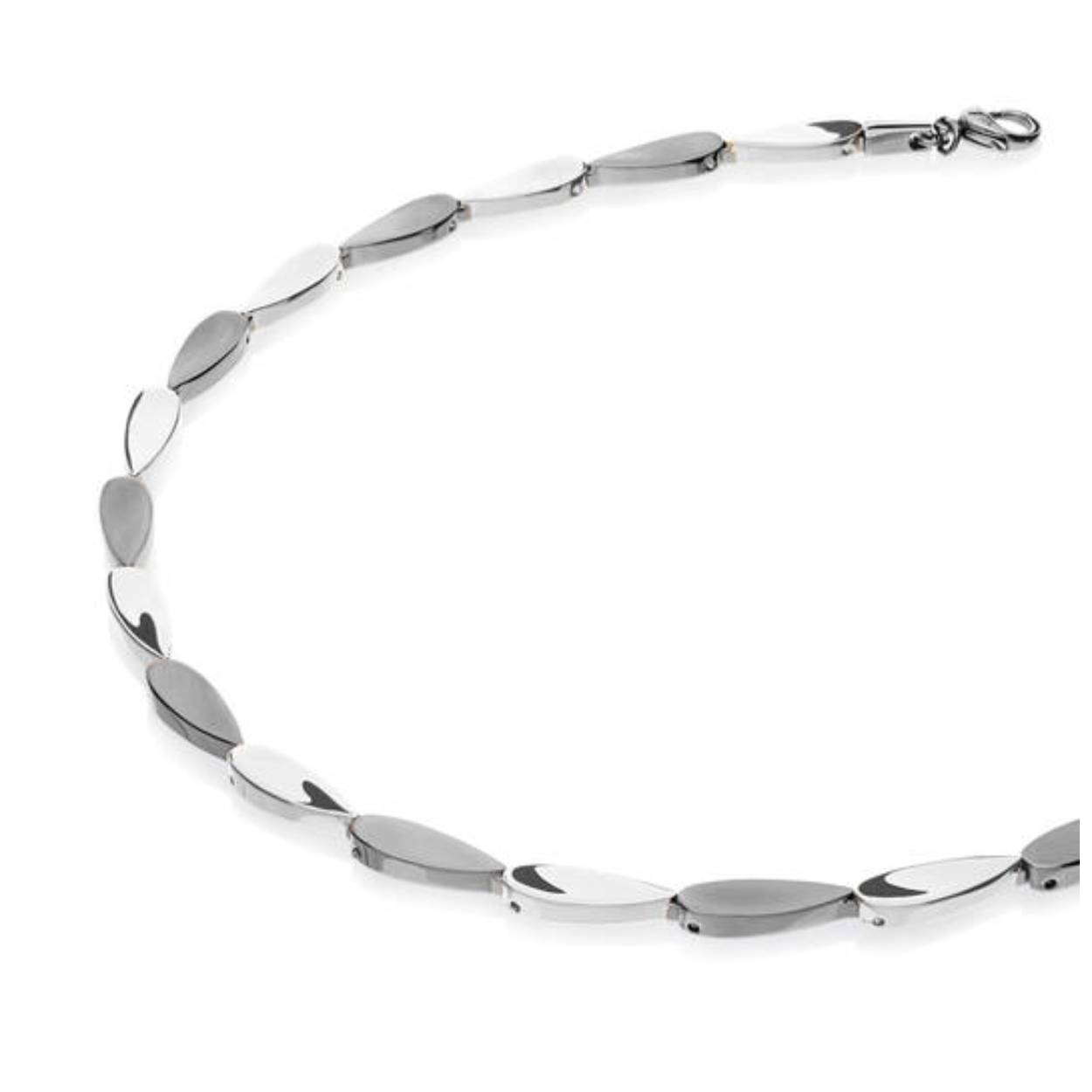 Boccia Titanium 08068-01 Collier 
Deze unieke titanium ketting van Boccia met nr: 08068-01 is een mooie toevoeging aan je sieradencollectie! Wat de armband uniek maakt, zijn de druppelvormige matte en glanzende schakels die in de lengte aan elkaar gezet zijn en sluit met een karabijnsluiting. Combineer het collier met de bijpassende armband en oorbellen voor een complete look. De lengte is 45cm

HET MERK
Boccia Titanium is het titanium merk van Nederland, dat zijn oorsprong in Duitsland vindt en is opgericht in het jaar 1992. Ontwikkeld door internationale ontwerpers. Alle titanium componenten van de BOCCIA TITANIUM collectie zijn gemaakt van 99,7% puur titanium; het bijzondere materiaal. Het is licht in gewicht, neemt de temperatuur van de huid aan en is zeer huidvriendelijk. Bovendien is het corrosie- en temperatuurbestendig.

SPECIFICATIES
- Collier 
- Puur titanium
- Glanzend
- 45cm
