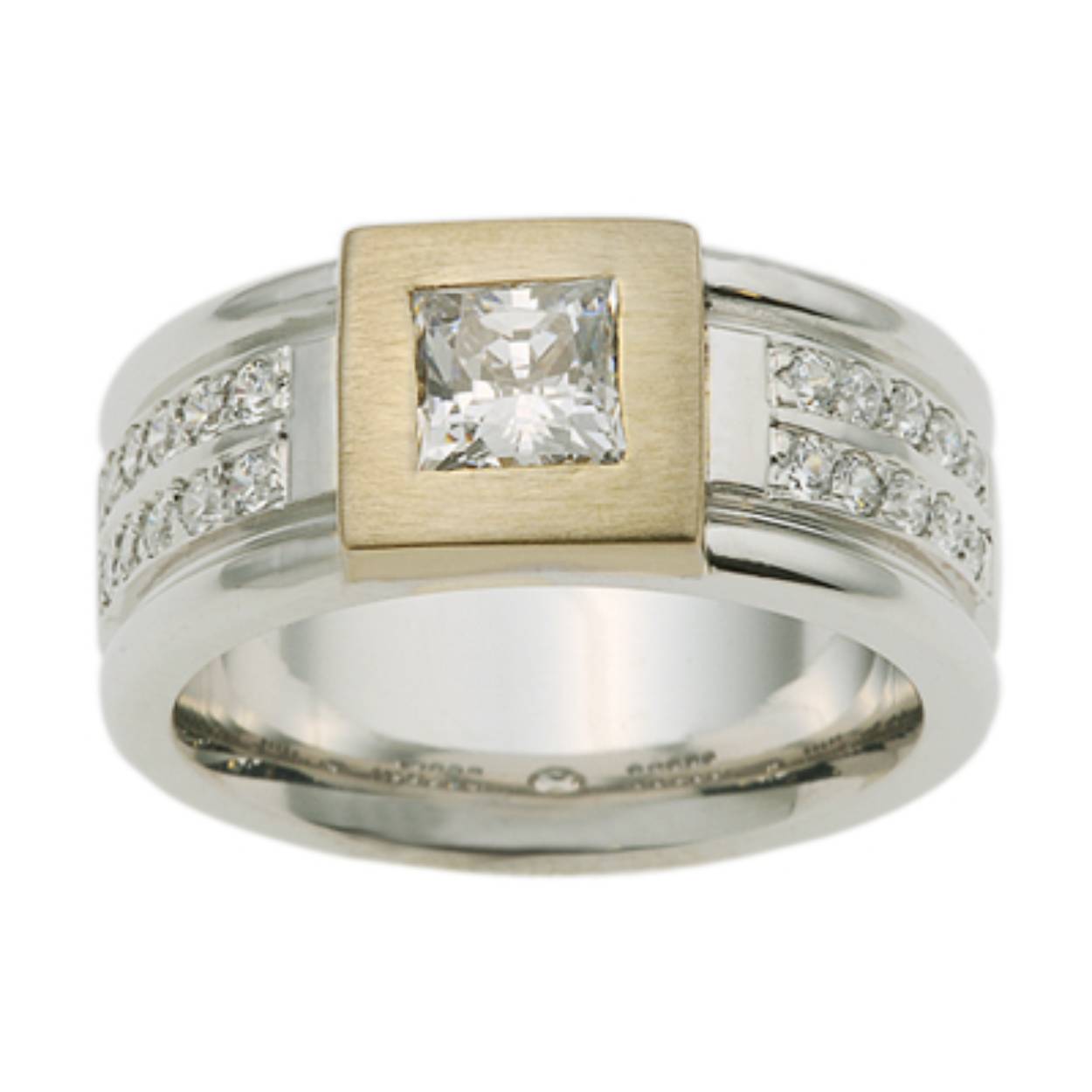 585 bicolor trouwringen Wit/geelgoud. 8.8 mm breed. Glanzend. De damesring is gezet met totaal 0.700ct briljant en de herenring is gezet met 0.50ct briljant. Prijs is op aanvraag