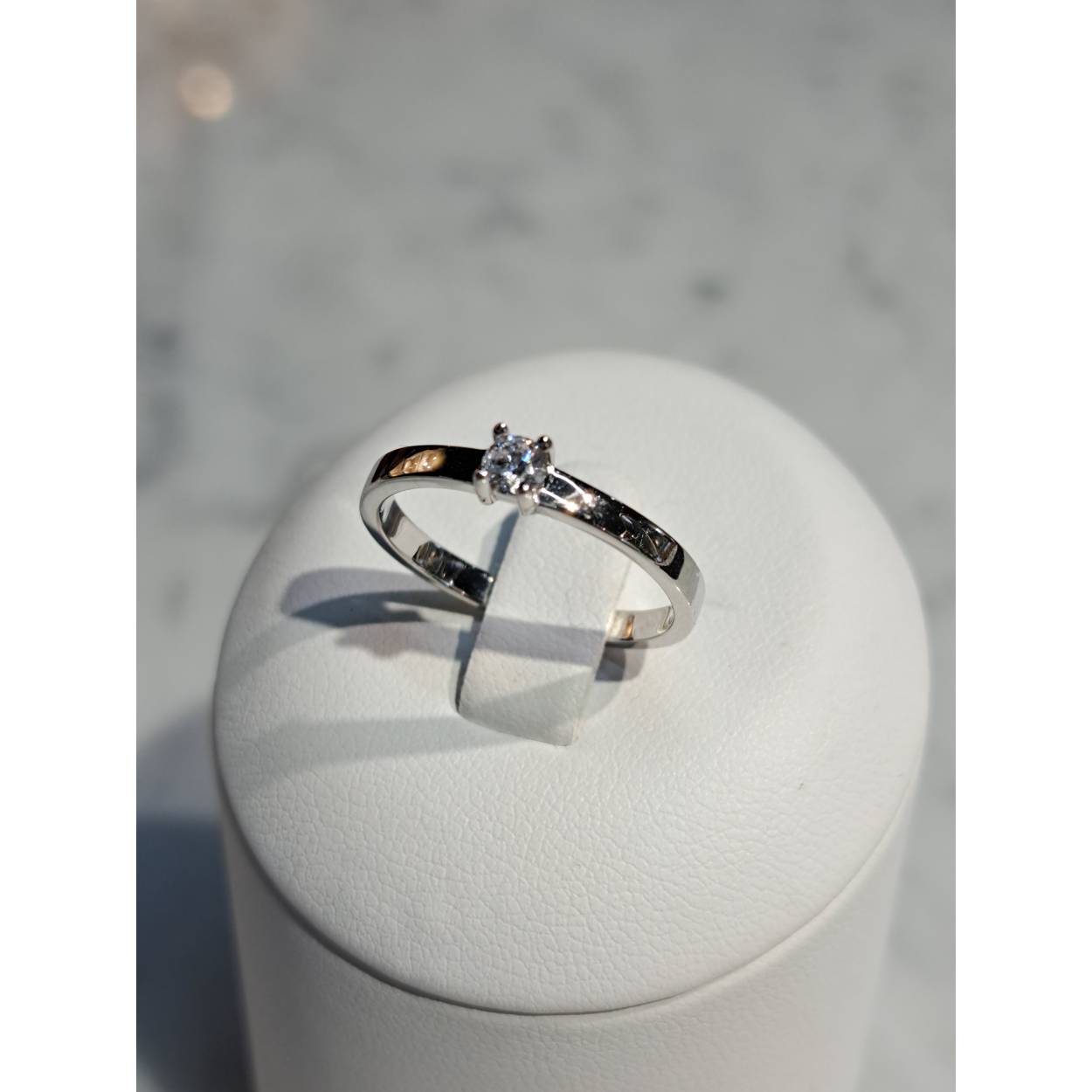 14 Karaat wit gouden ring solitaire zirkonia briljant geslepen. 
