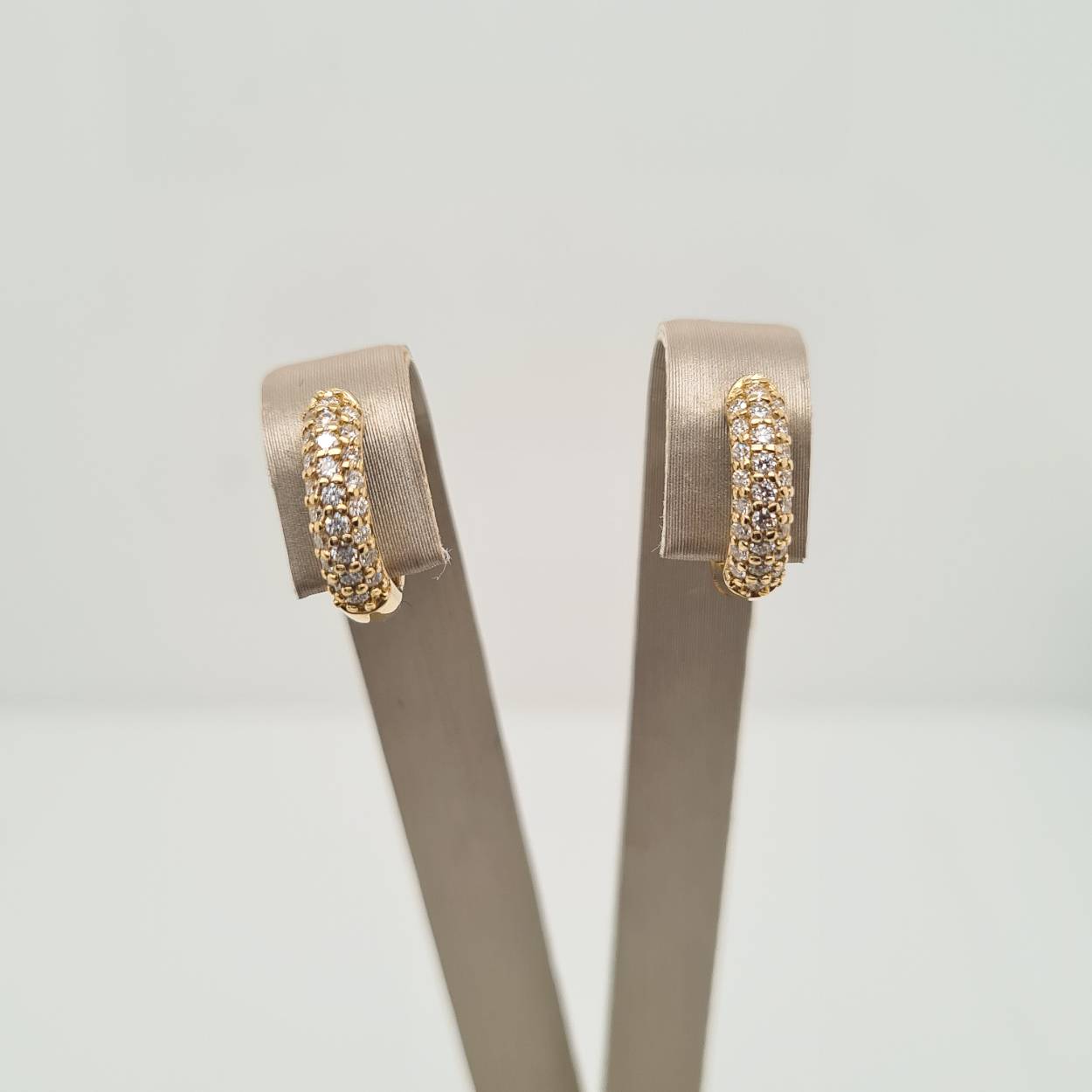Prachtige 14 karaat gouden oorbellen met diamant, 0.33crt. 