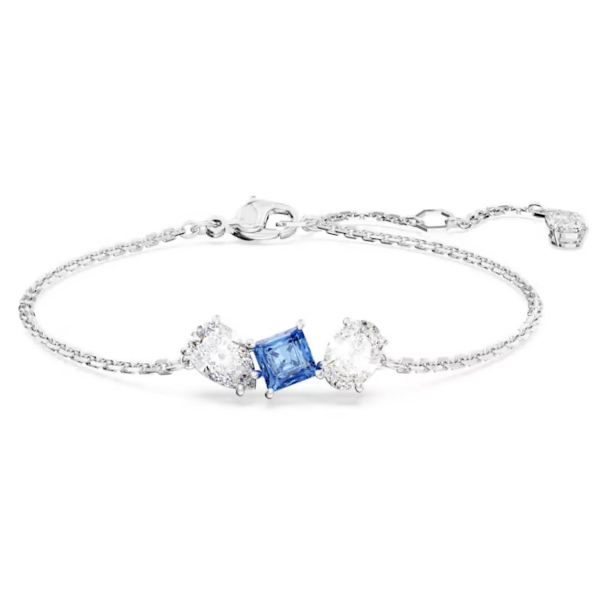 Maak een fantastische indruk met deze Mesmera-armband die voor een levendig kleuraccent zorgt. Het ontwerp met een rhodium toplaag, een fijne ketting en een hangend verlengstuk bevat een drietal Swarovski Zirkonia met verschillende vormen in klauwzettingen, waaronder een vierkante felblauwe steen in het midden. Een prachtig sieraad in verschillende slijpvormen dat ideaal is om cadeau te doen.

