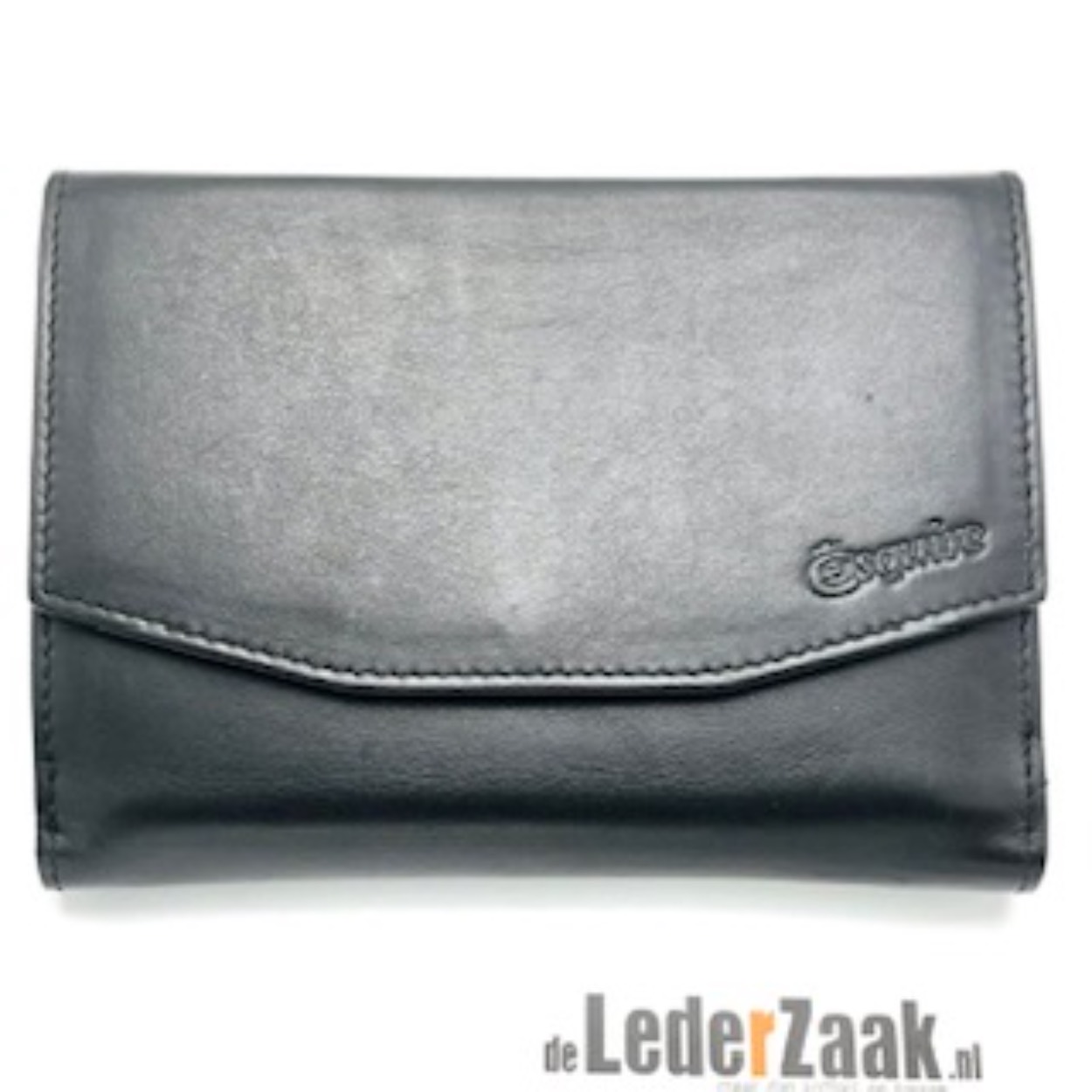 Esquire dames dubbele portemonnee in de kleur zwart. 
Deze portemonnee bied ruimte aan 14 pasjes, is voorzien van 2 vensters en heeft 2 vakken voor bankbiljetten. Deze kant van de portemonnee is af te sluiten door middel van een dubbele drukknoop. Hierdoor is dit gedeelte altijd af te sluiten, ook als deze vol is. 
Aan de andere kant van de portemonnee bevind zich een muntvak(met winkelwagenmunt). In het muntvak is tevens ruimte voor 3 pasjes, ook zijn er 3 insteekvakken aanwezig. Het muntvak is af te sluiten met een klep met drukknoop. In de klep zit ook weer een venster.

Afmetingen: ongeveer 14 x 11 x 3 cm