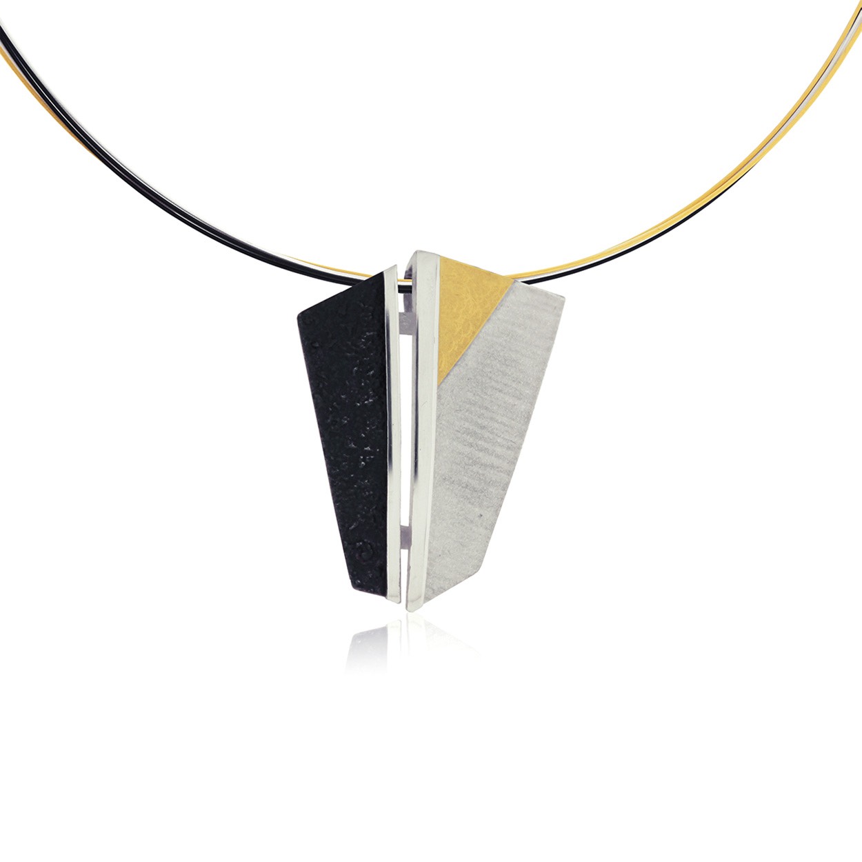 Lengte collier: 42cm

Hanger van zilver, geoxideerd zilver en goud (18kt)
