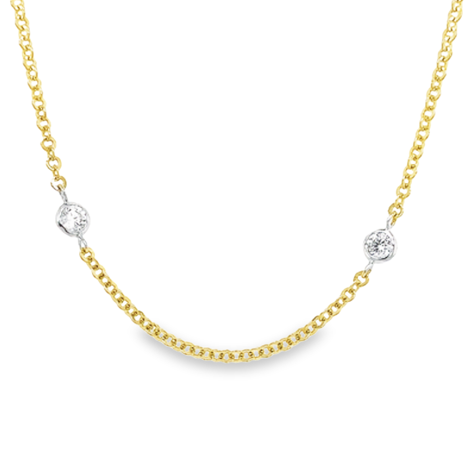 Dit 14-karaats geel gouden collier is onwijs leuk! De schakels worden onderbroken door vijf schitterende briljant geslepen zirkonia steentjes gezet in een witgouden ronde zetkast.

Collier GCS124WRSM is een setje met armband GAS075WRSM.