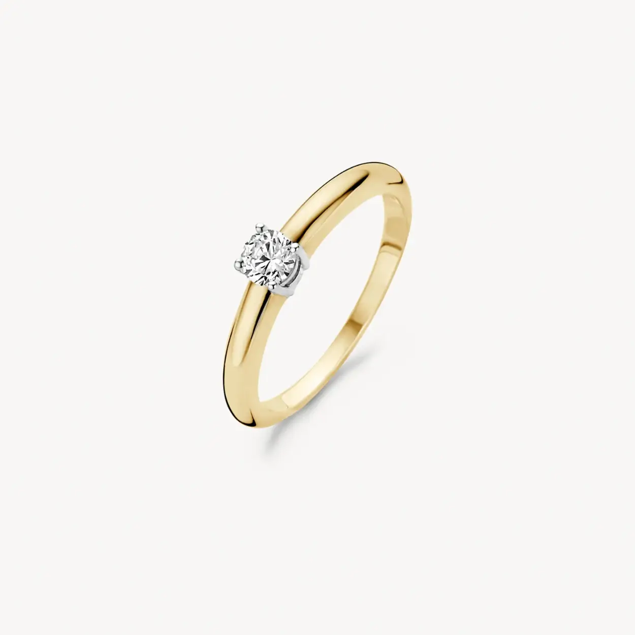 Een sprankelende zirkonia in witgouden chatonzetting siert deze klassieke ring van 14k geelgoud. De band is 2,8 mm breed en de zirkonia heeft een doorsnede van 4 mm. Prachtig te combineren met andere wit- en geelgouden sieraden uit onze collectie.