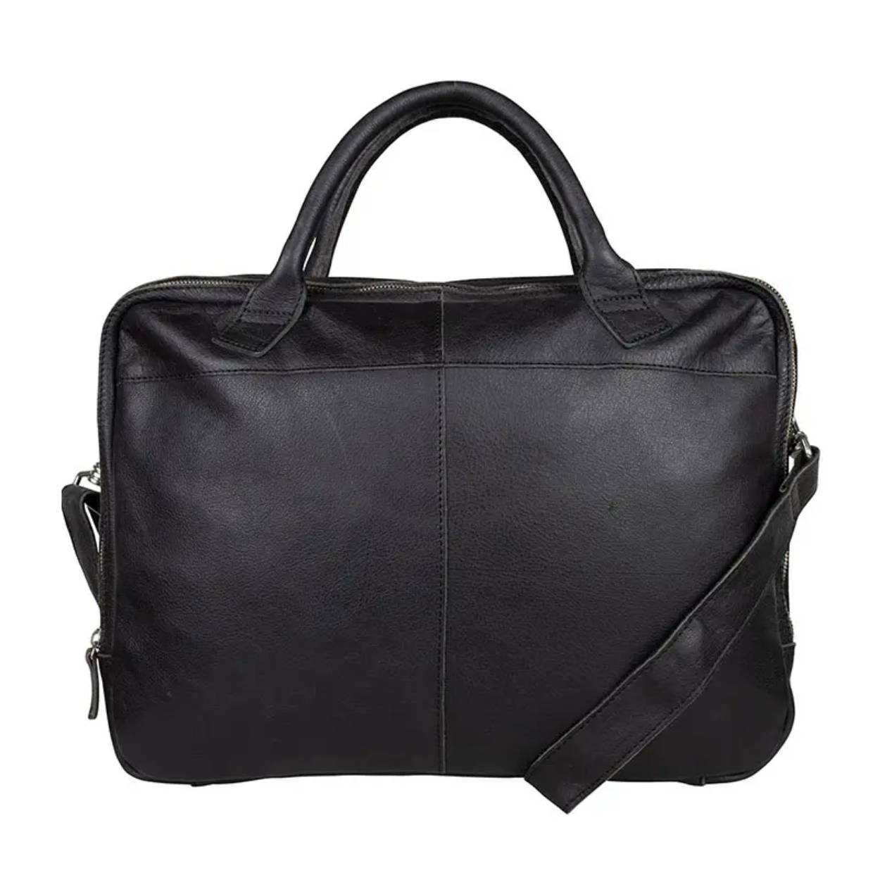 De Laptopbag Shield is een nieuwe laptopschoudertas uit onze Specials collectie. De tas is ontworpen naar de Bag Graham uit een eerdere collectie maar nu nog beter dan eerst. De tas is gemaakt van hoogwaardig leer maar is verkrijgbaar voor een scherpe prijs! Je kunt met gemak je 17 inch laptop meenemen naar het werk en al jouw essentials er met gemak in opbergen. De tas heeft namelijk twee grote vakken en binnenin nog een ritsvak en 4 extra vakken voor jouw items. De Laptopbag Shield is gelimiteerd in oplage dus wees er snel bij!