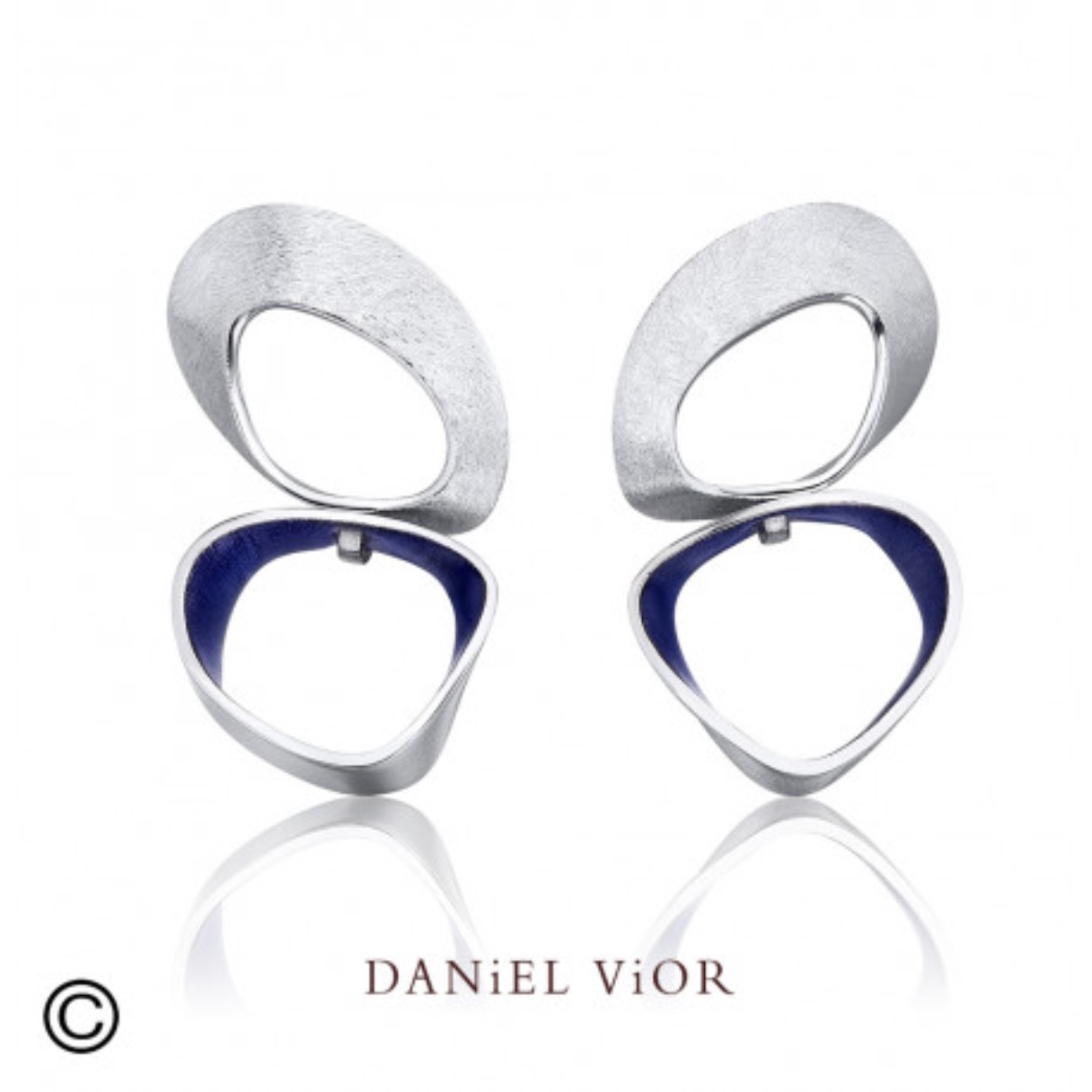Zilveren oorbellen van DANiEL ViOR model Sipho, met blauw emaille 