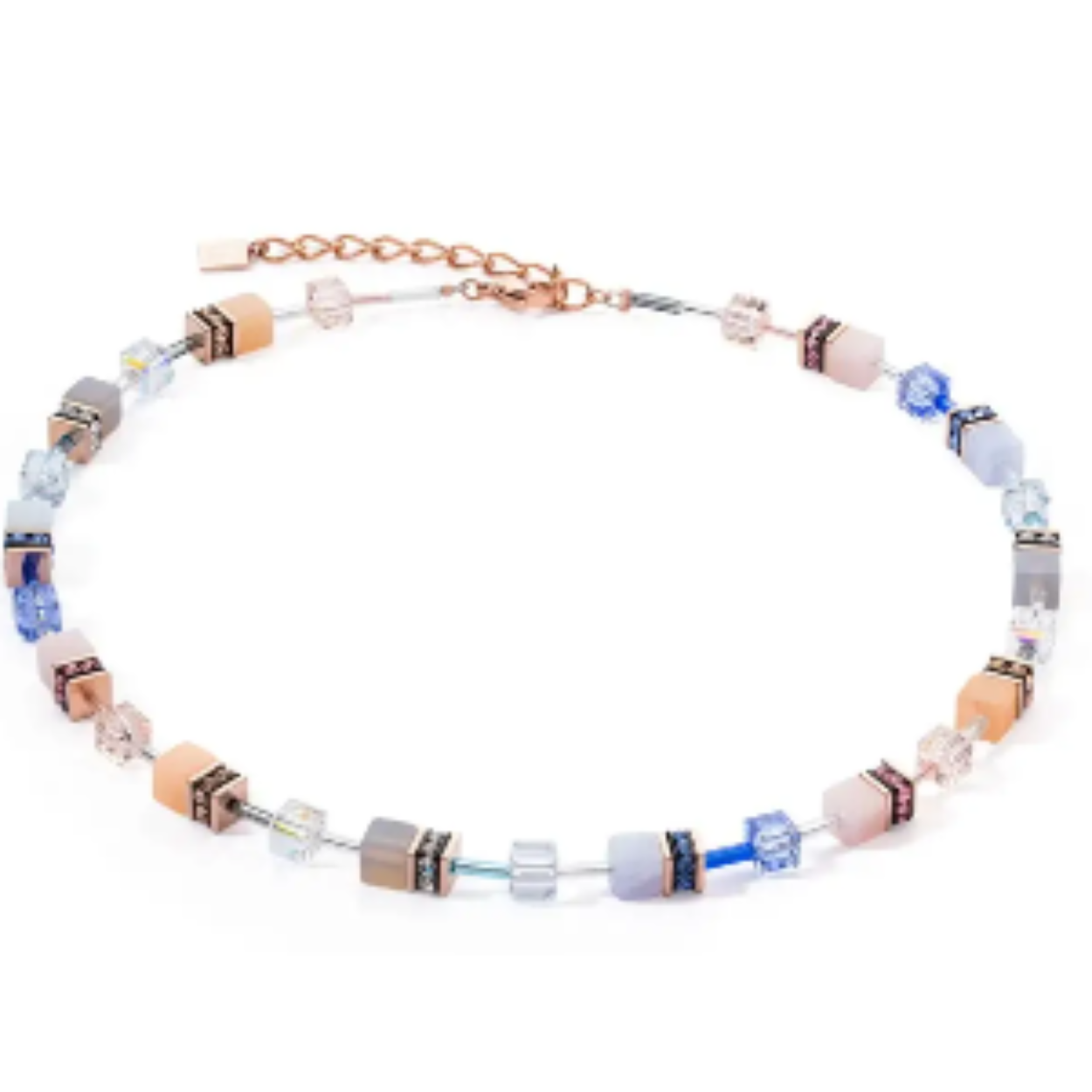 De kleurrijke sieraden collectie van Coeur de Lion wordt handgemaakt in Duitsland. Op een sterke basis van staaldraad worden elementen van verschillende materialen zoals staal, swarovski kristallen, edelstenen en zoetwaterparels geregen. De bekende Geo-Cube collectie is inmiddels in vele kleurcombinaties uitgevoerd. Bij iedere outfit past een eyecatcher van Coer de Lion!

Het Coeur de Lion 4905/10-0738 GeoCube Collier is gemaakt van rosegoudkleurige edelstalen elementen in combinatie met edelstenen, swarovski kristallen en polaris in verschillende tinten blauw en beige. Als schitterend detail zijn een aantal kubussen bezet met swarovski kristallen.